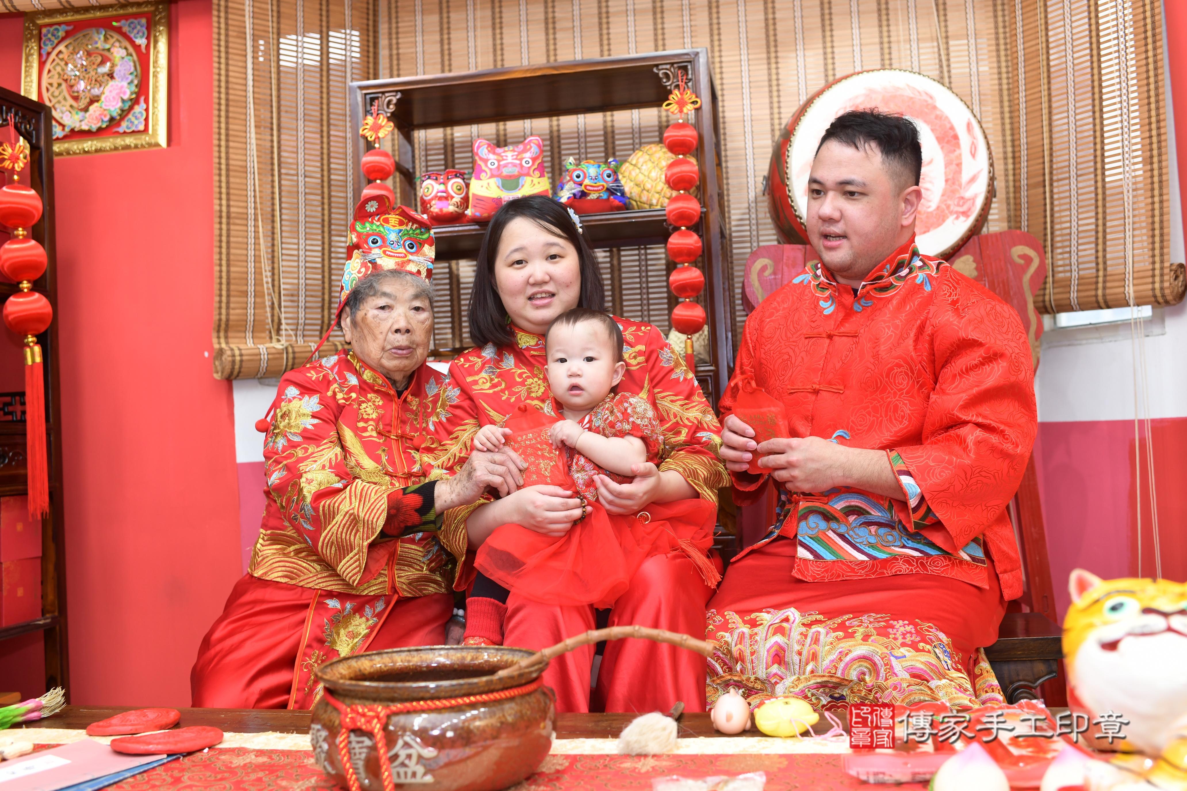 傳家手工印章高雄店、抓周、度脺、中國風會場、傳家嬰兒古禮、吉祥話、抓周道具物品24種、拍照。抓周證書。寶寶抓周、滿周歲、生日快樂、祝福