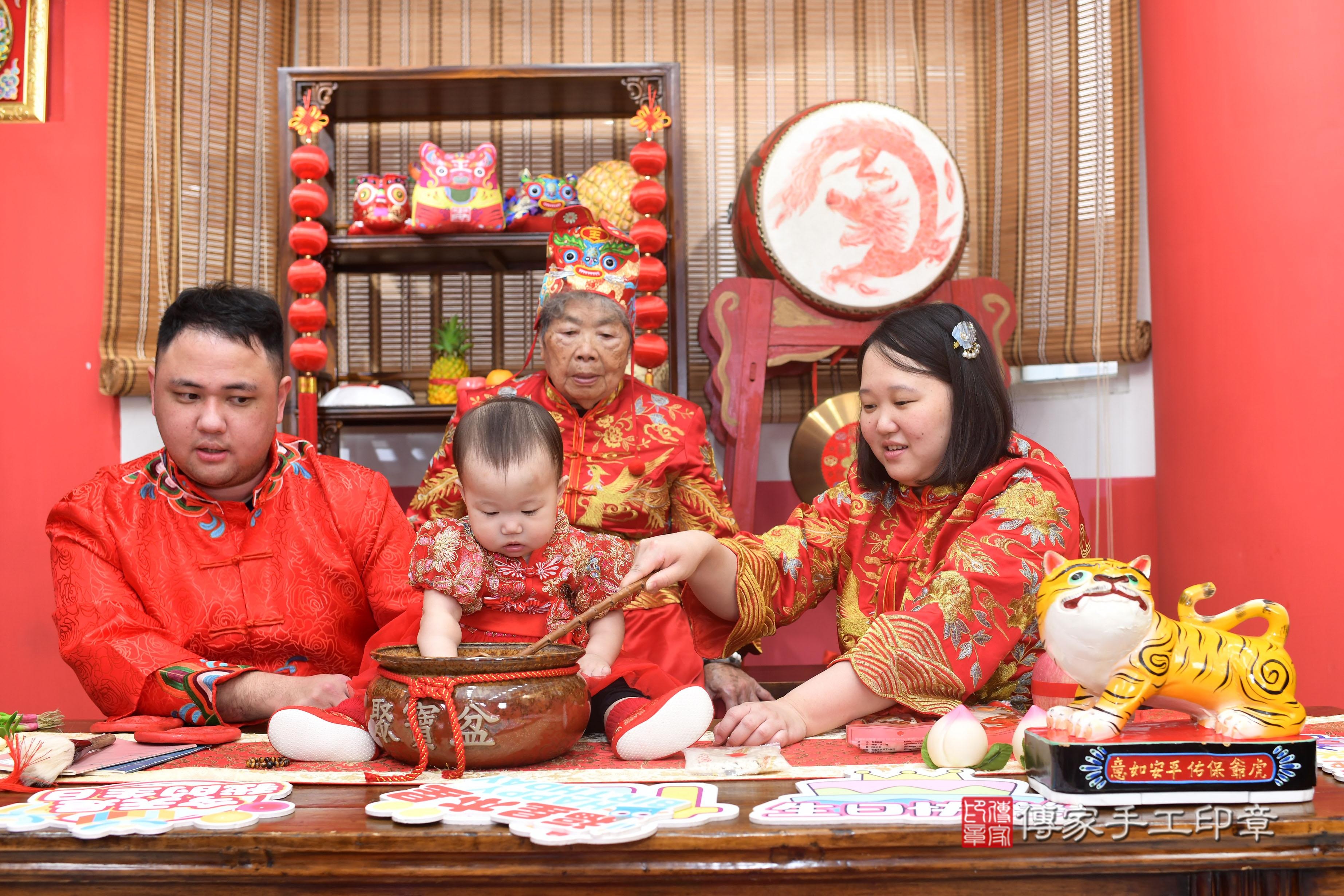 傳家手工印章高雄店、抓周、度脺、中國風會場、傳家嬰兒古禮、吉祥話、抓周道具物品24種、拍照。抓周證書。寶寶抓周、滿周歲、生日快樂、祝福