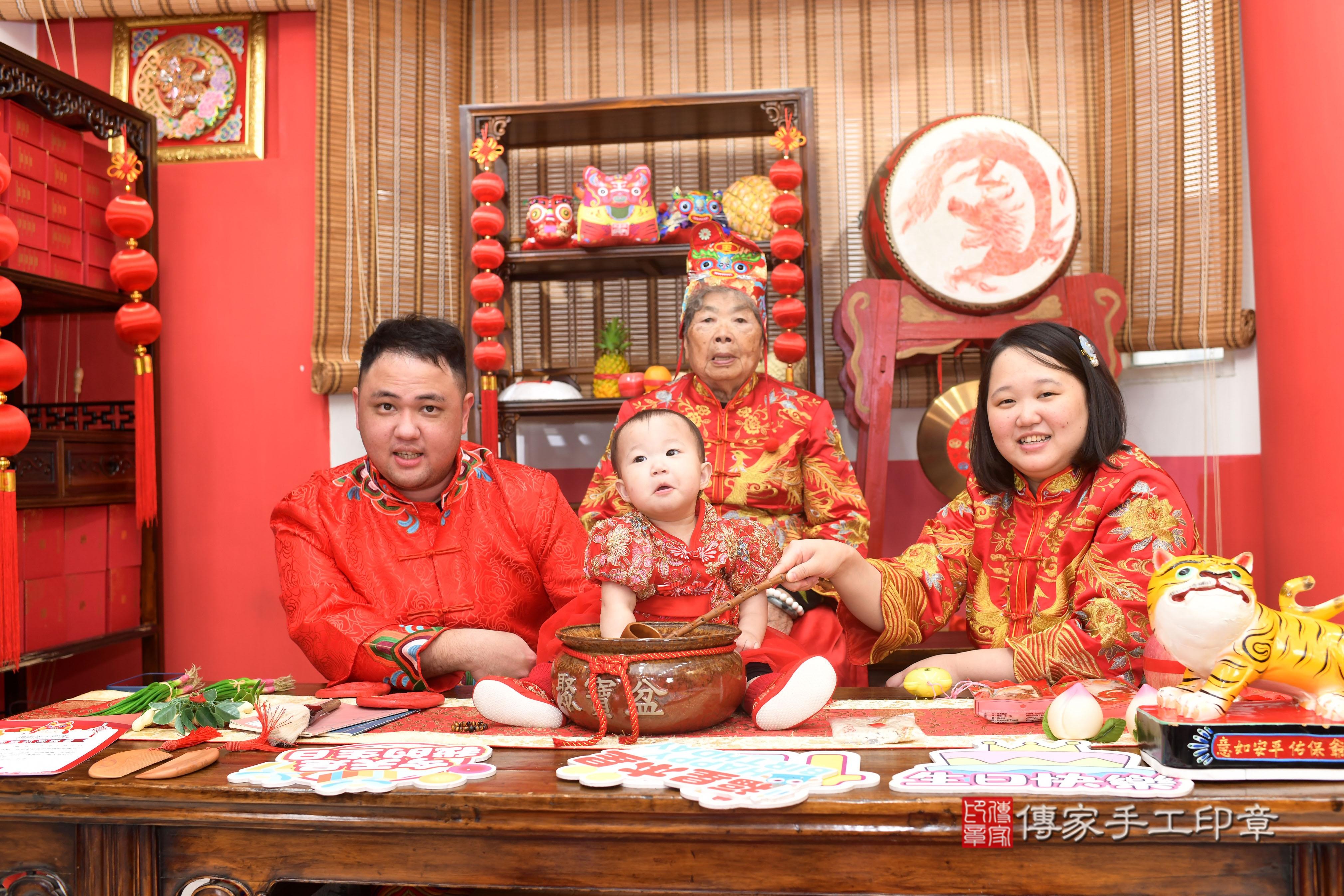 傳家手工印章高雄店、抓周、度脺、中國風會場、傳家嬰兒古禮、吉祥話、抓周道具物品24種、拍照。抓周證書。寶寶抓周、滿周歲、生日快樂、祝福