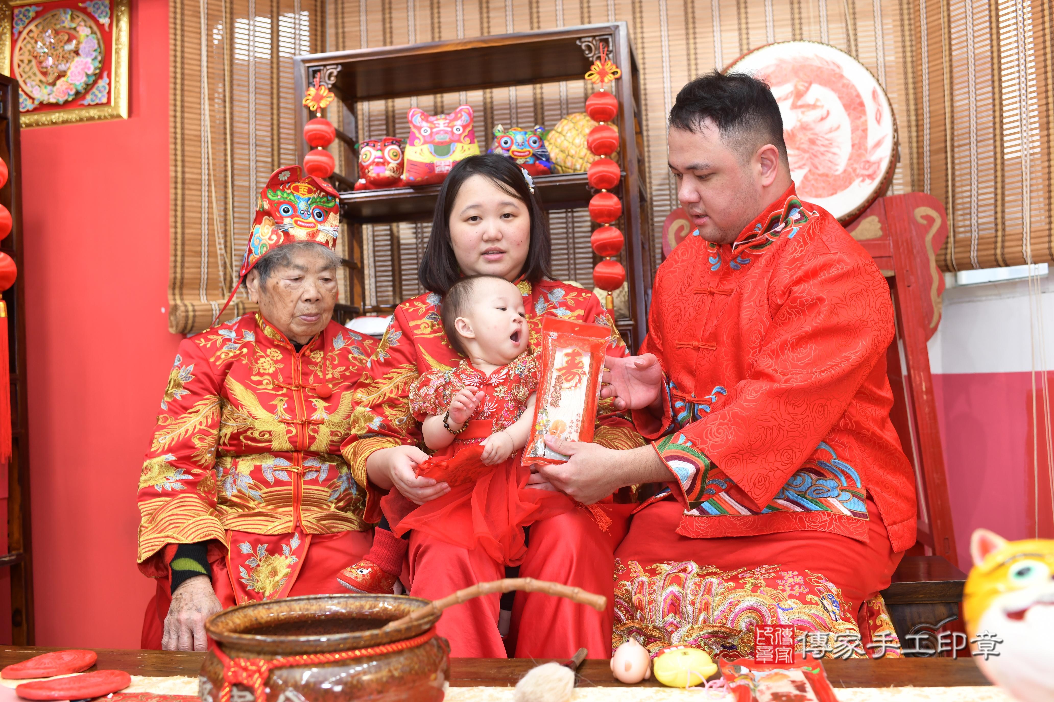 傳家手工印章高雄店、抓周、度脺、中國風會場、傳家嬰兒古禮、吉祥話、抓周道具物品24種、拍照。抓周證書。寶寶抓周、滿周歲、生日快樂、祝福
