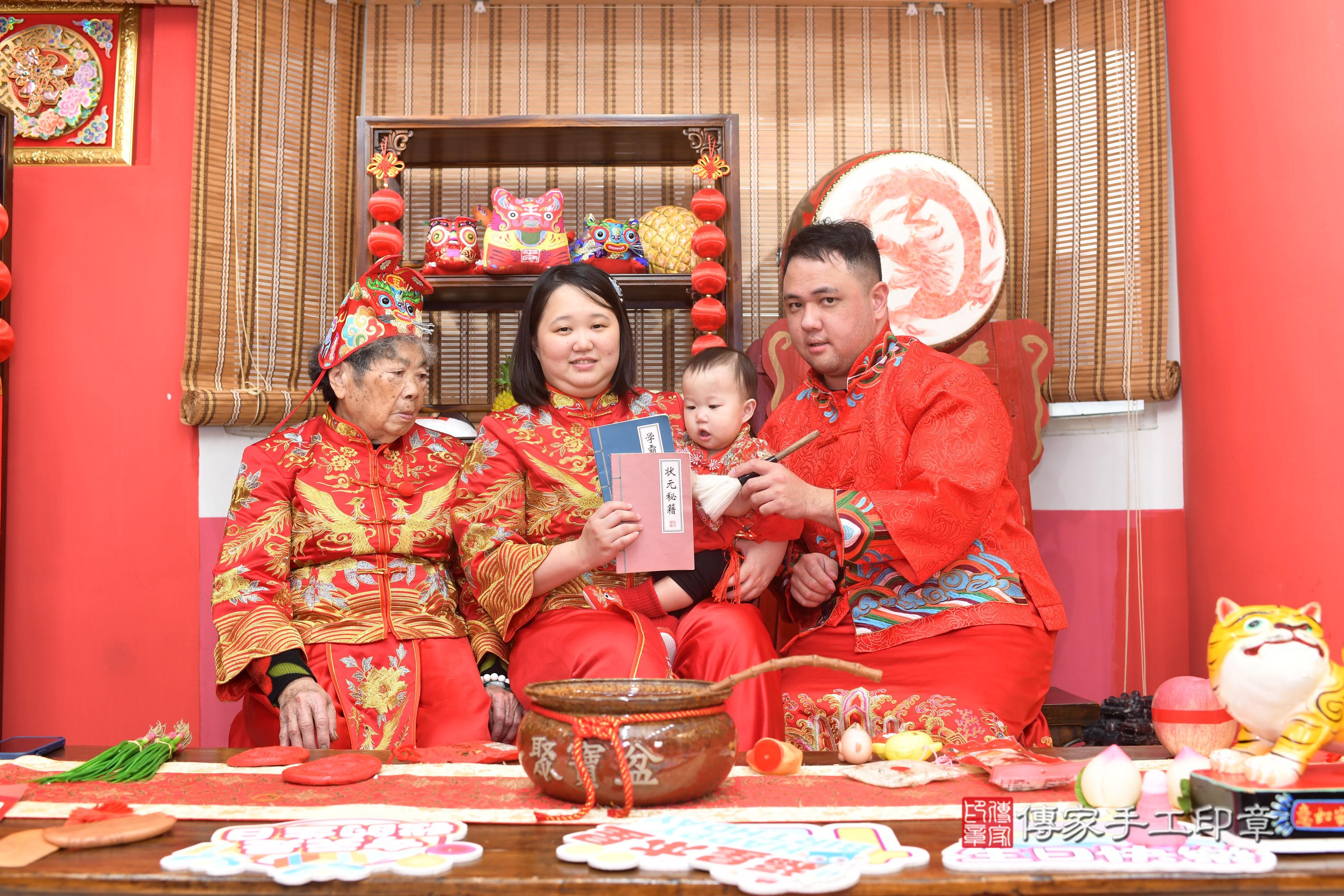 傳家手工印章高雄店、抓周、度脺、中國風會場、傳家嬰兒古禮、吉祥話、抓周道具物品24種、拍照。抓周證書。寶寶抓周、滿周歲、生日快樂、祝福