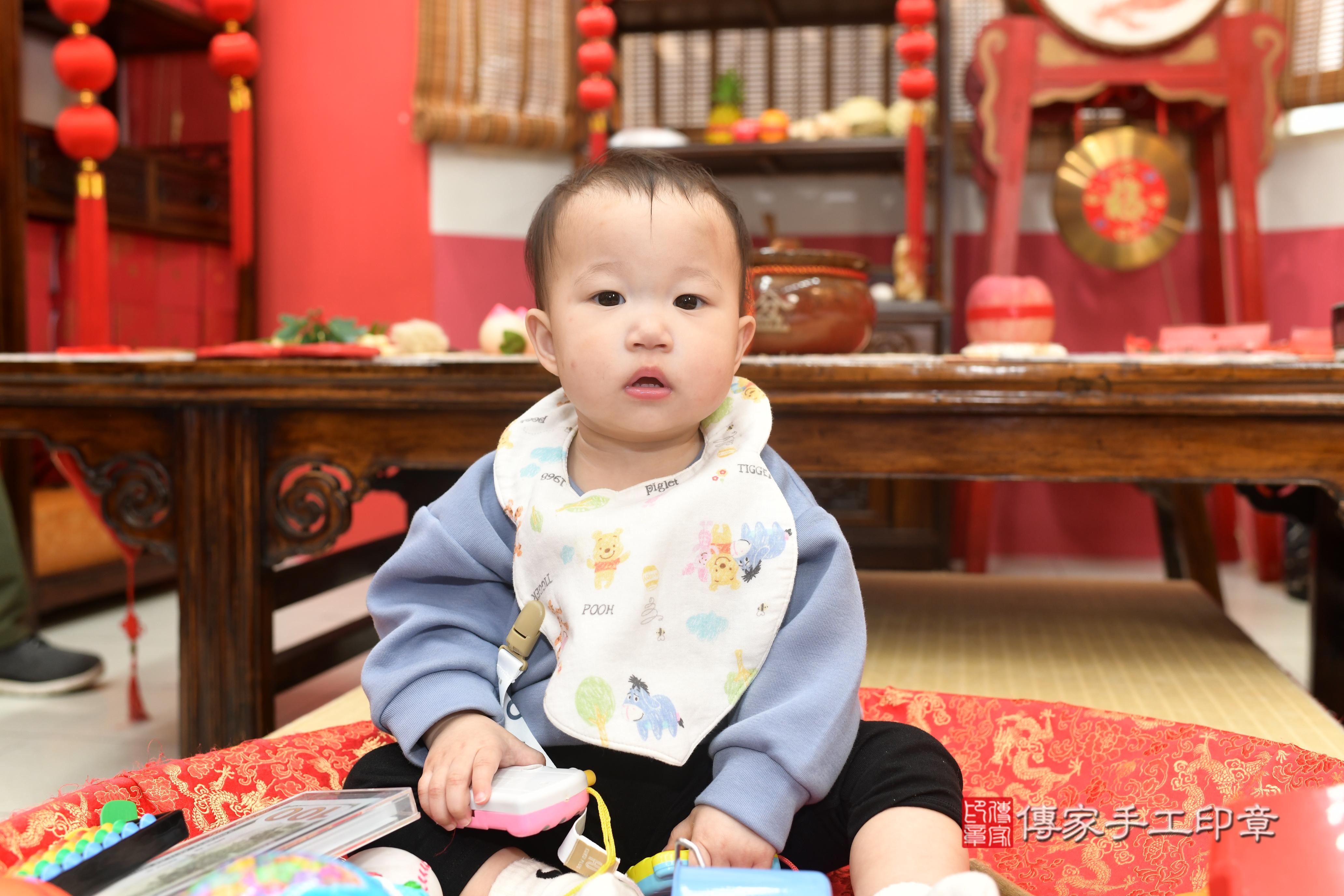 傳家手工印章高雄店、抓周、度脺、中國風會場、傳家嬰兒古禮、吉祥話、抓周道具物品24種、拍照。抓周證書。寶寶抓周、滿周歲、生日快樂、祝福