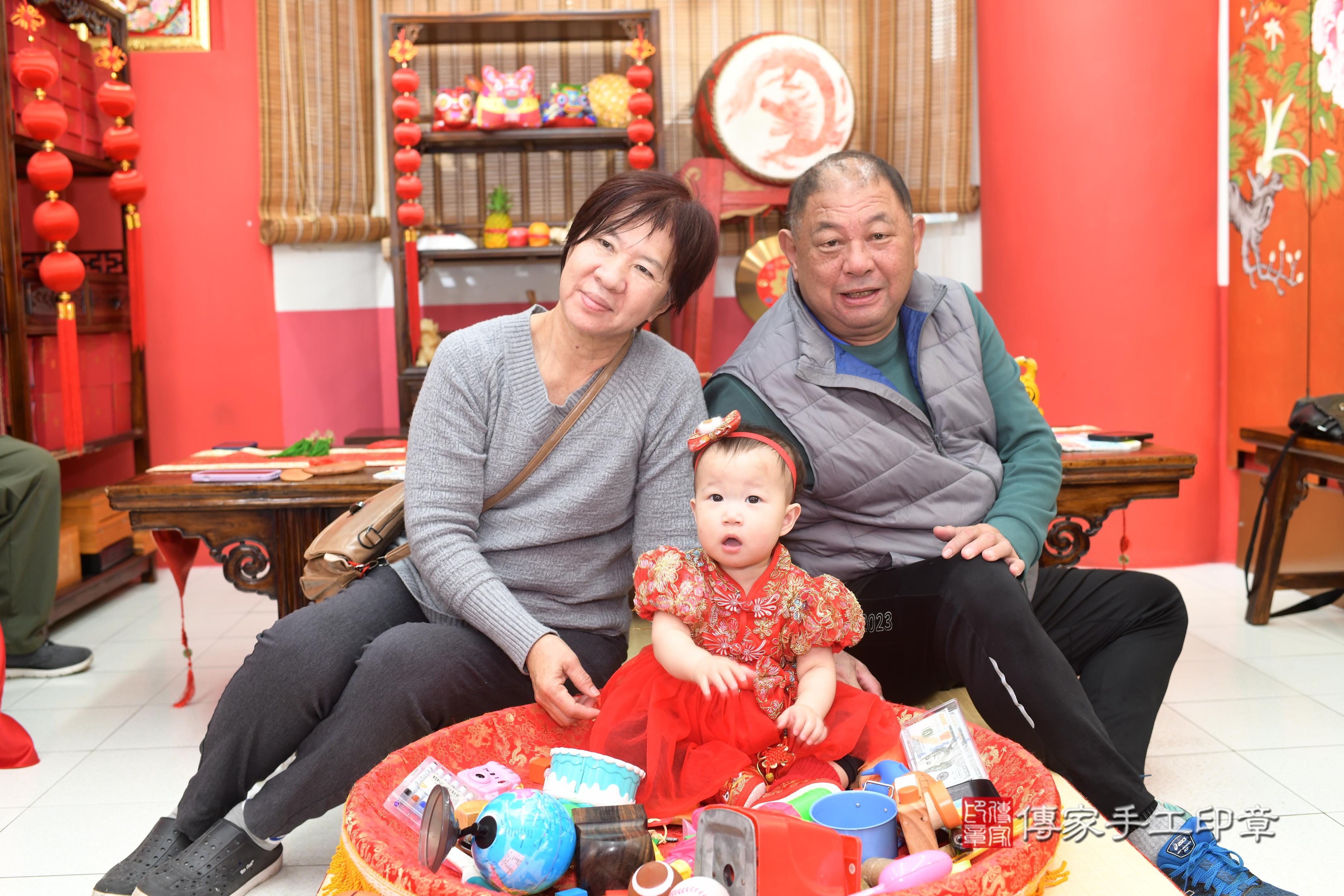 傳家手工印章高雄店、抓周、度脺、中國風會場、傳家嬰兒古禮、吉祥話、抓周道具物品24種、拍照。抓周證書。寶寶抓周、滿周歲、生日快樂、祝福
