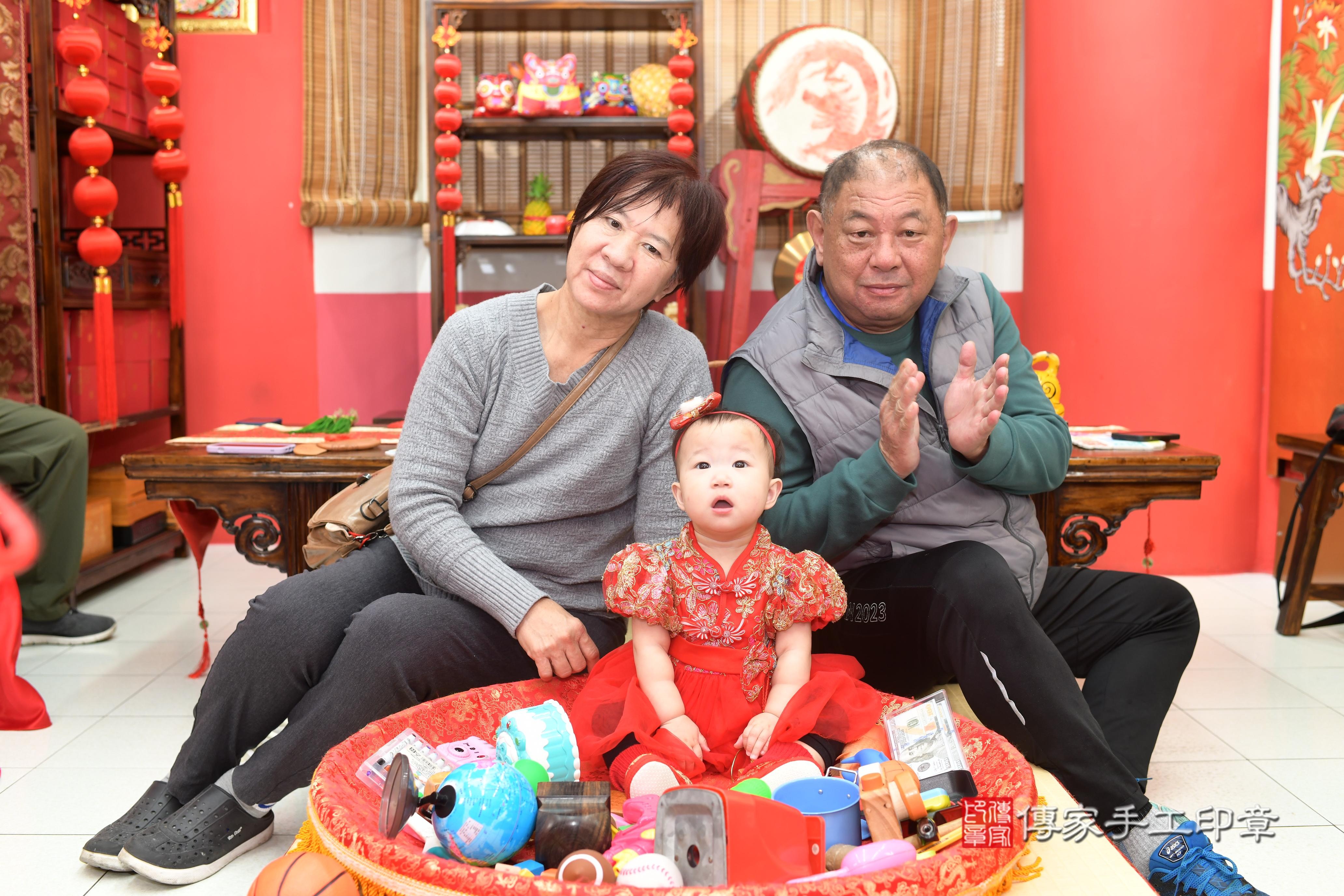 傳家手工印章高雄店、抓周、度脺、中國風會場、傳家嬰兒古禮、吉祥話、抓周道具物品24種、拍照。抓周證書。寶寶抓周、滿周歲、生日快樂、祝福