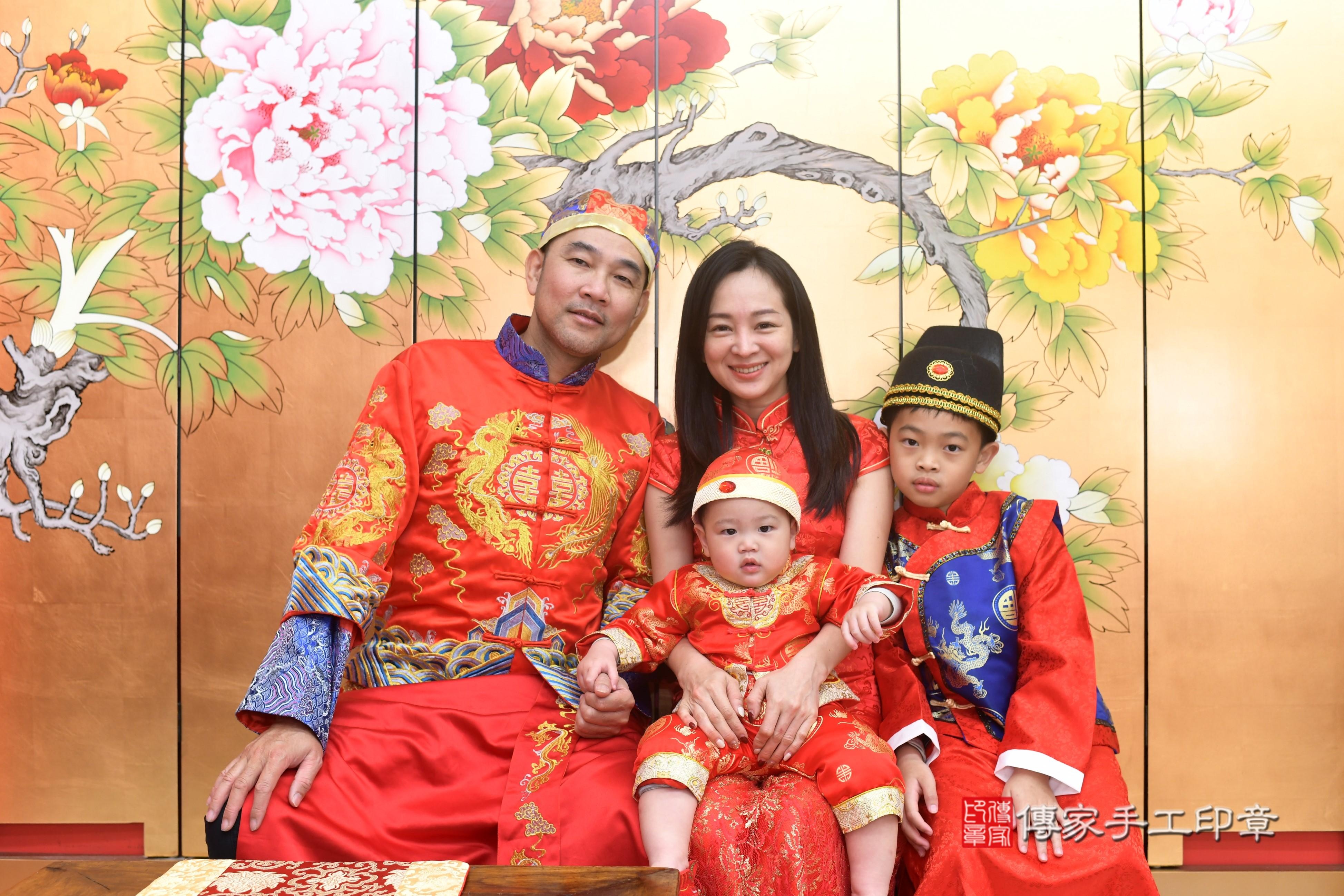傳家手工印章高雄店、抓周、度脺、中國風會場、傳家嬰兒古禮、吉祥話、抓周道具物品24種、拍照。抓周證書。寶寶抓周、滿周歲、生日快樂、祝福