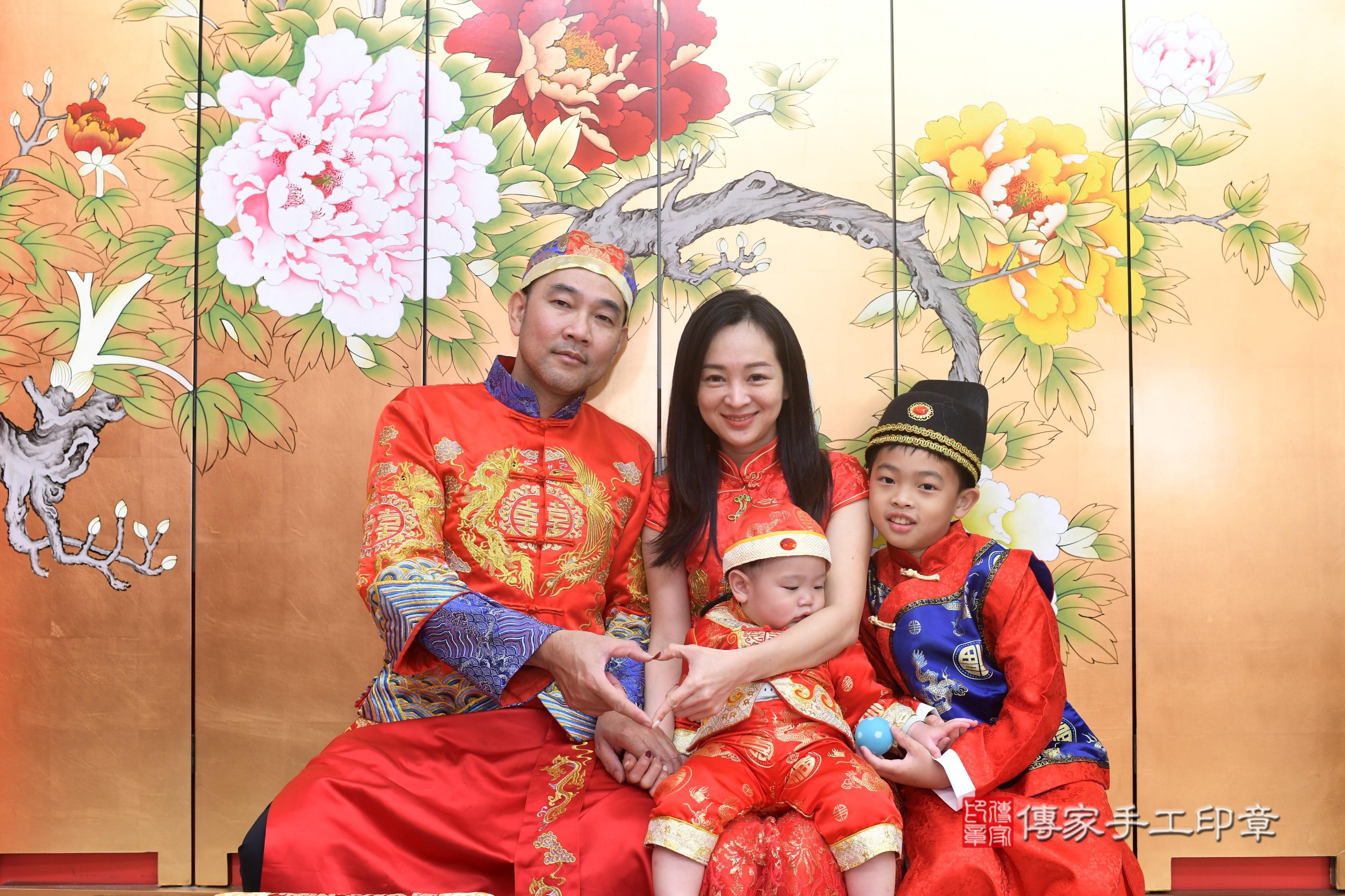 傳家手工印章高雄店、抓周、度脺、中國風會場、傳家嬰兒古禮、吉祥話、抓周道具物品24種、拍照。抓周證書。寶寶抓周、滿周歲、生日快樂、祝福