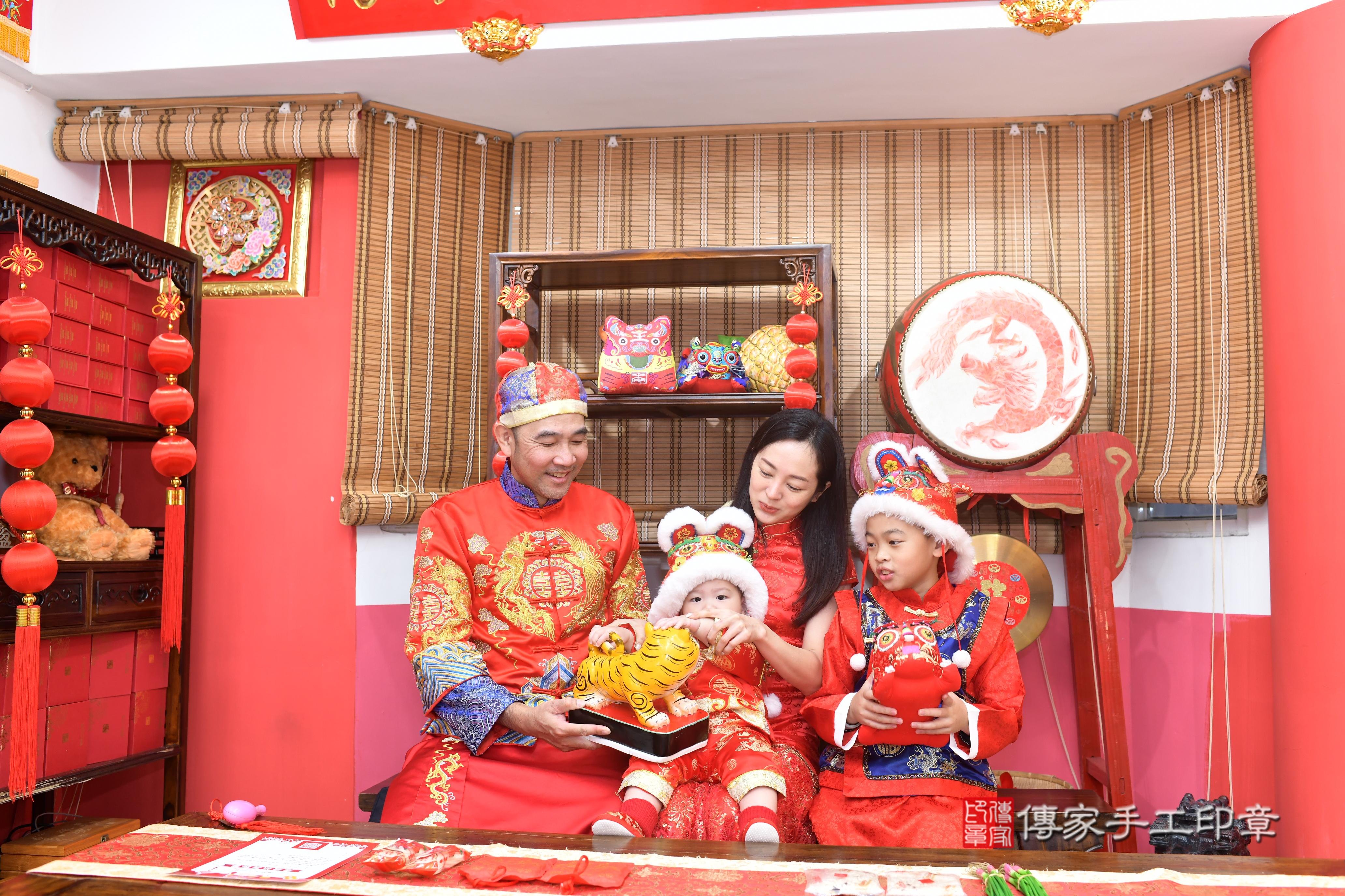 傳家手工印章高雄店、抓周、度脺、中國風會場、傳家嬰兒古禮、吉祥話、抓周道具物品24種、拍照。抓周證書。寶寶抓周、滿周歲、生日快樂、祝福