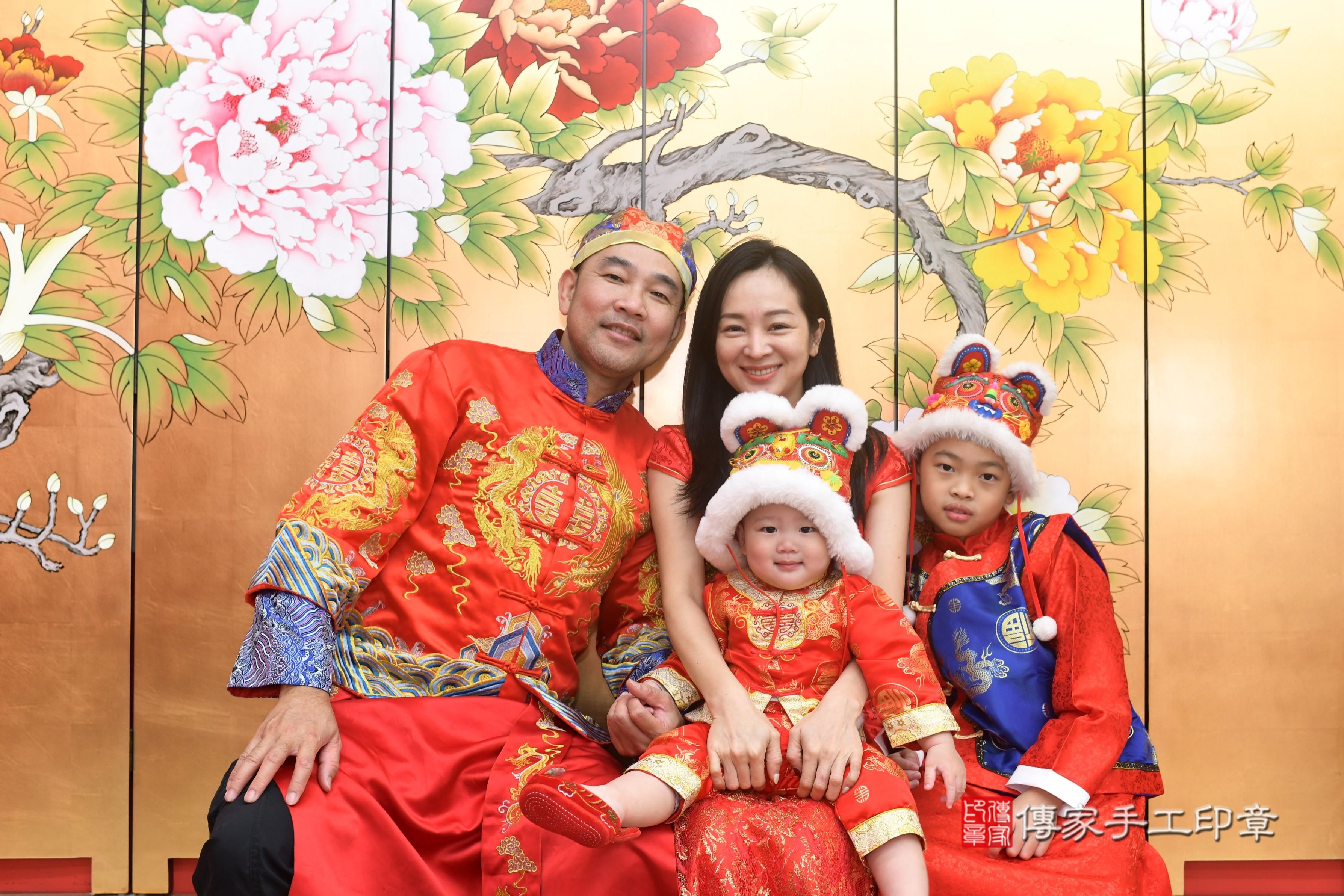 傳家手工印章高雄店、抓周、度脺、中國風會場、傳家嬰兒古禮、吉祥話、抓周道具物品24種、拍照。抓周證書。寶寶抓周、滿周歲、生日快樂、祝福