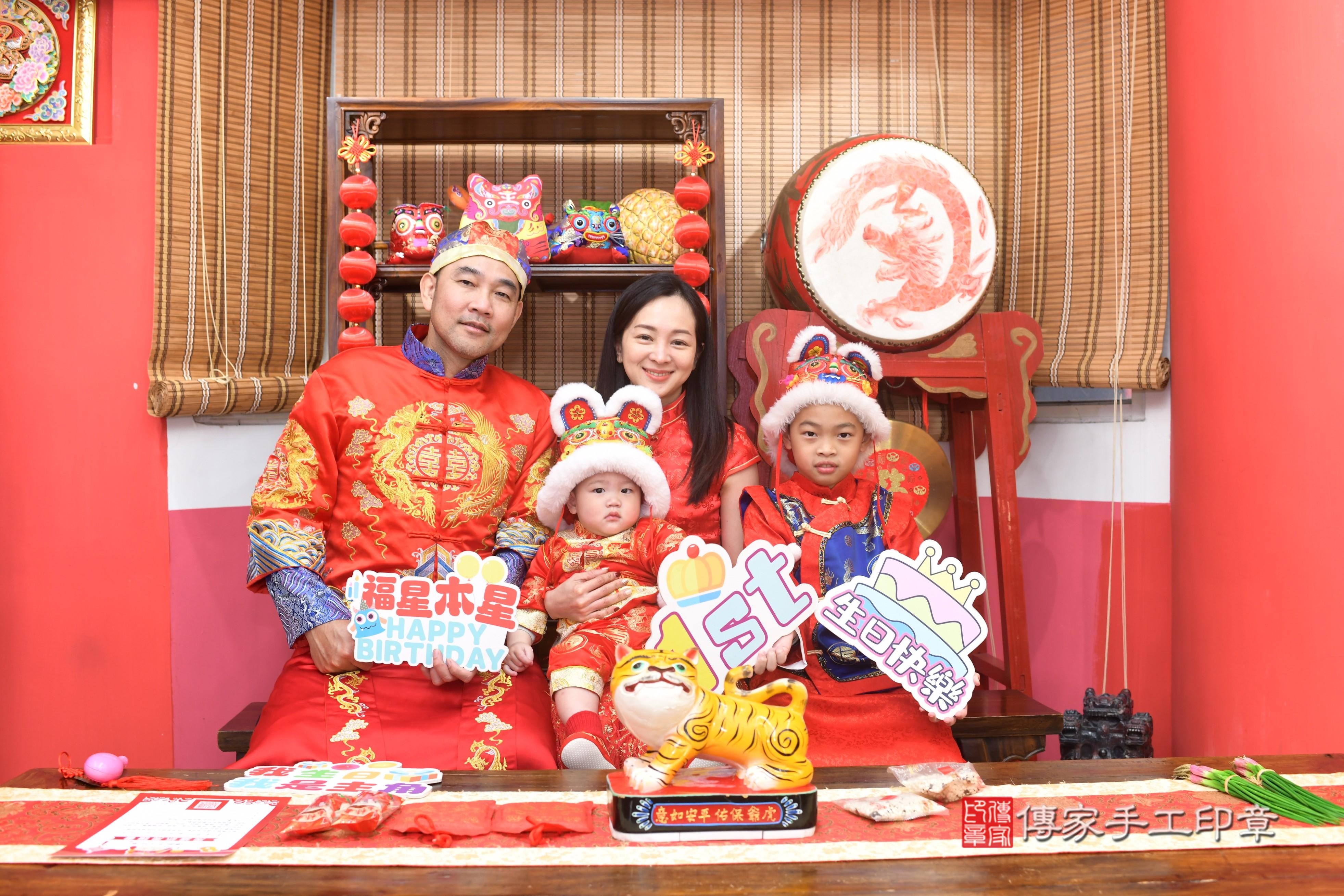 傳家手工印章高雄店、抓周、度脺、中國風會場、傳家嬰兒古禮、吉祥話、抓周道具物品24種、拍照。抓周證書。寶寶抓周、滿周歲、生日快樂、祝福