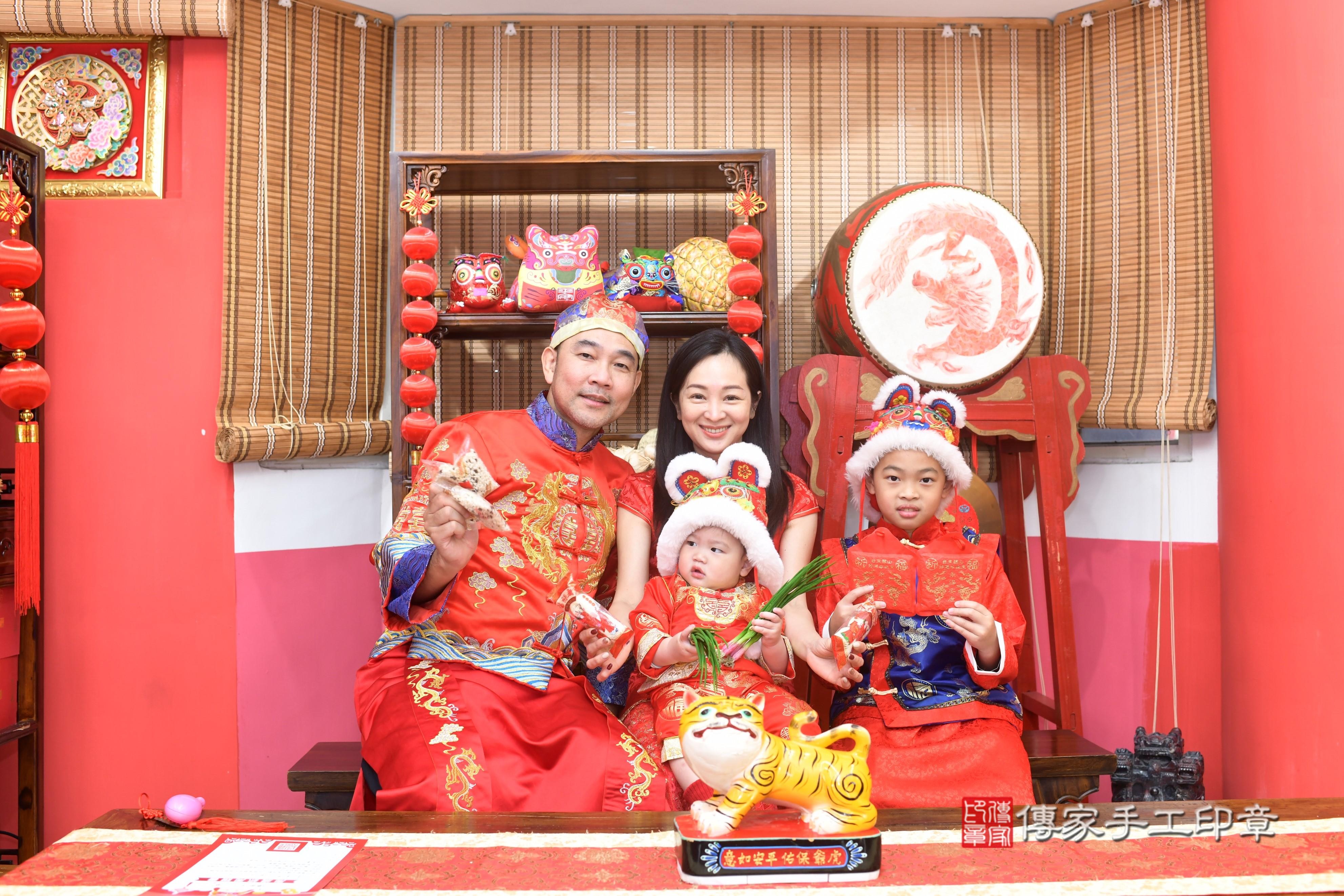 傳家手工印章高雄店、抓周、度脺、中國風會場、傳家嬰兒古禮、吉祥話、抓周道具物品24種、拍照。抓周證書。寶寶抓周、滿周歲、生日快樂、祝福