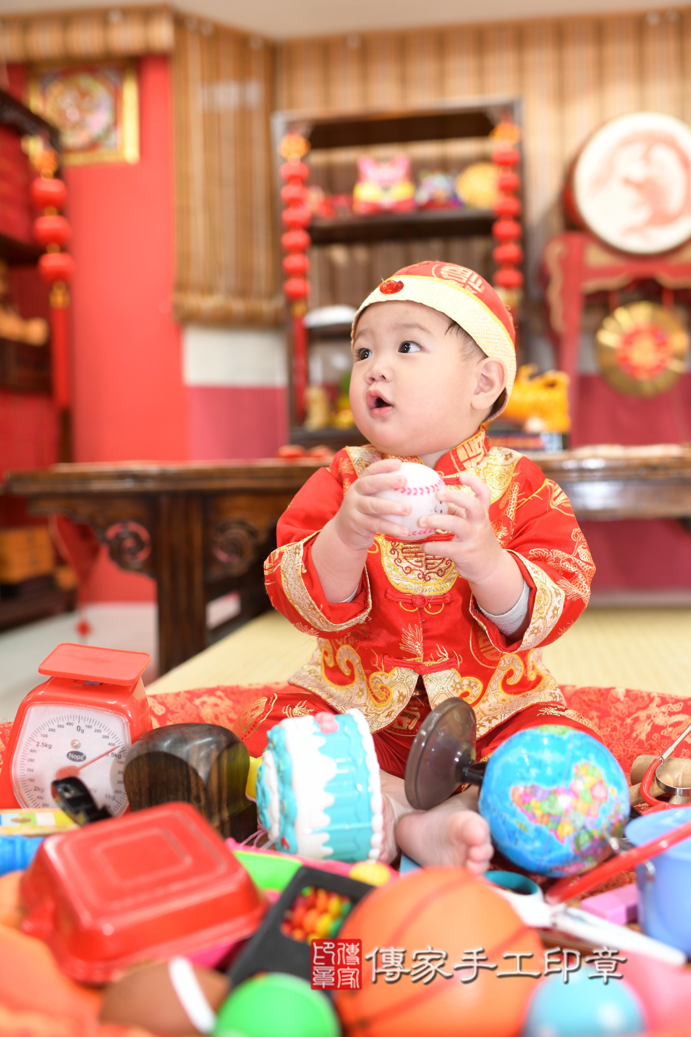 傳家手工印章高雄店、抓周、度脺、中國風會場、傳家嬰兒古禮、吉祥話、抓周道具物品24種、拍照。抓周證書。寶寶抓周、滿周歲、生日快樂、祝福