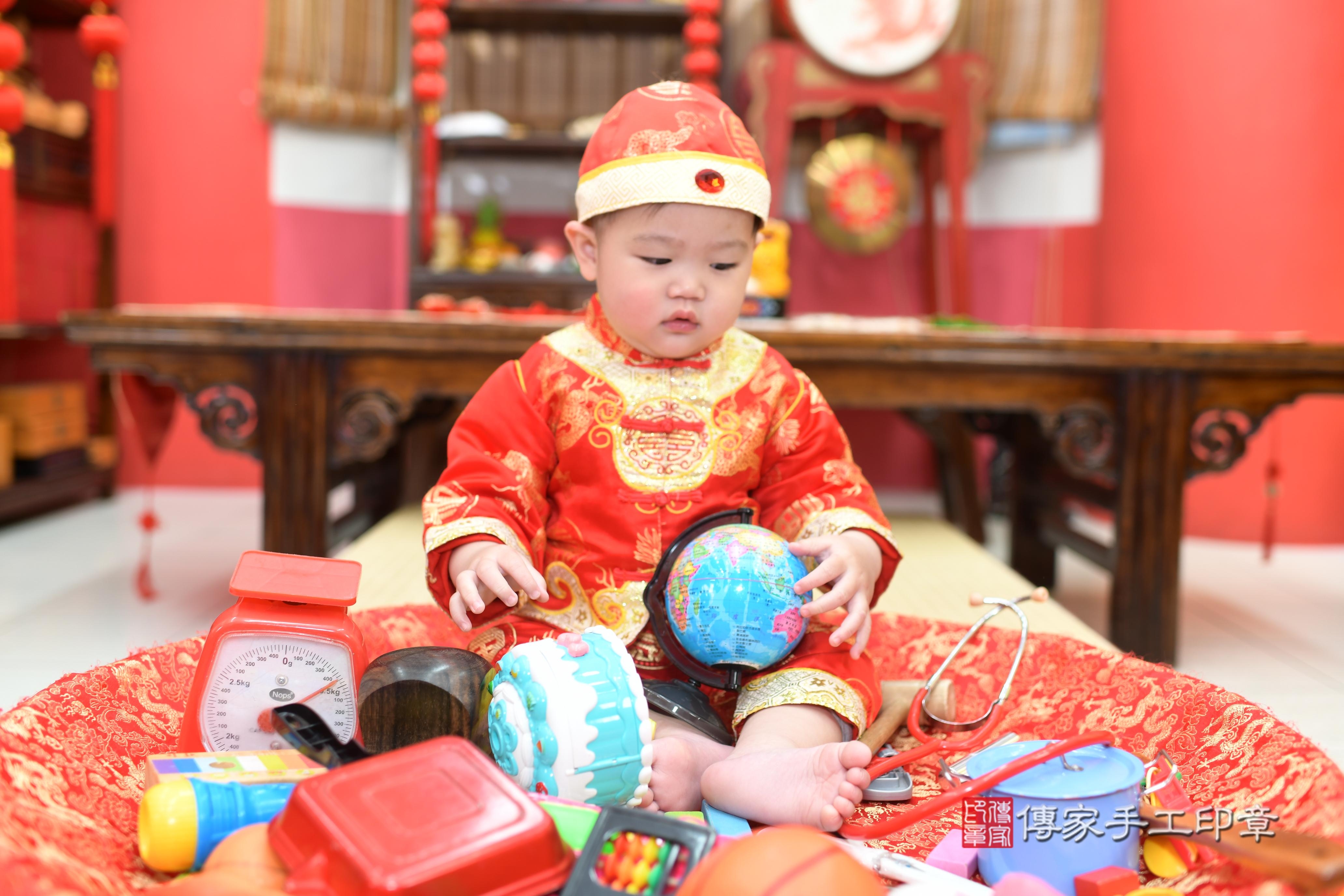 傳家手工印章高雄店、抓周、度脺、中國風會場、傳家嬰兒古禮、吉祥話、抓周道具物品24種、拍照。抓周證書。寶寶抓周、滿周歲、生日快樂、祝福