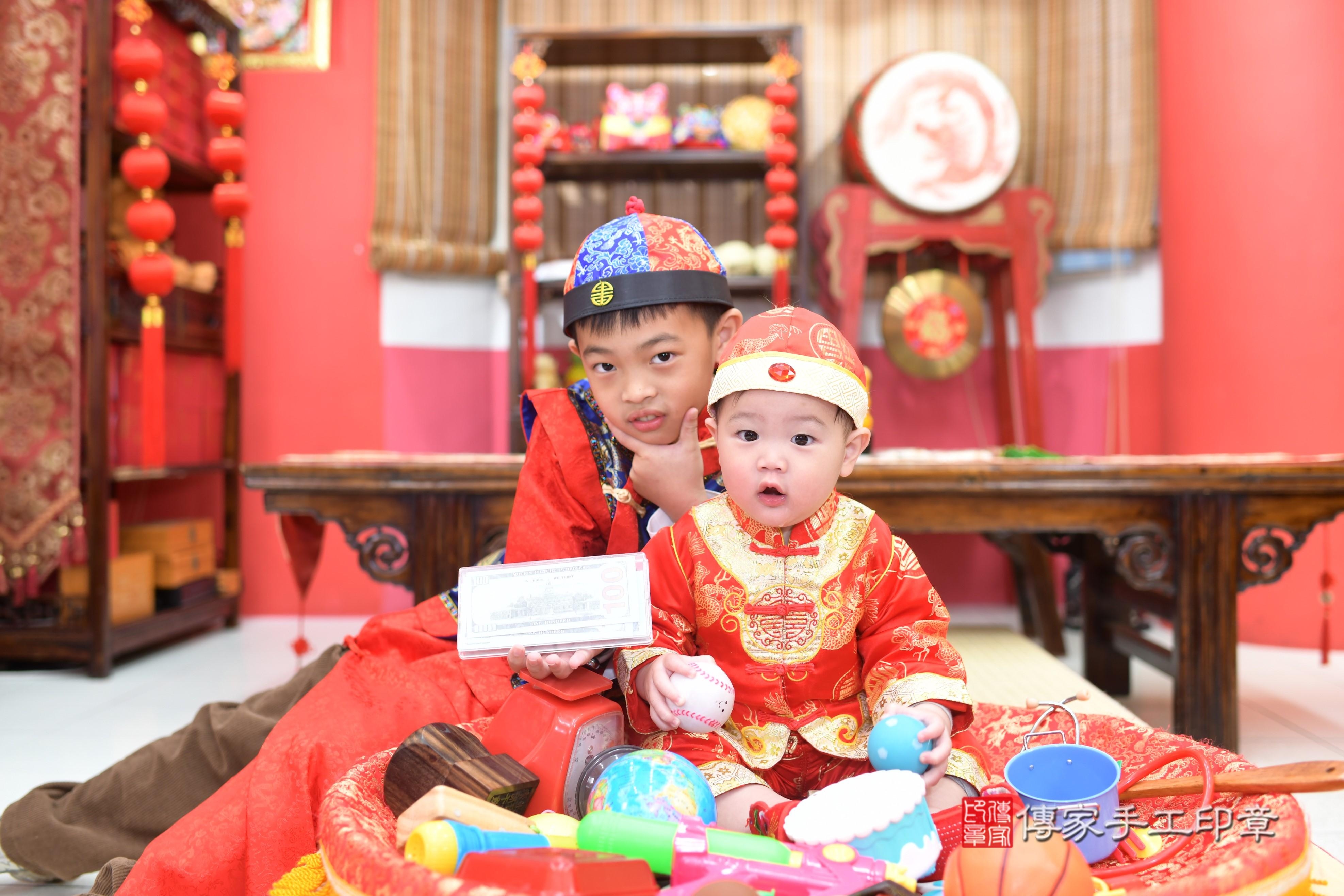 傳家手工印章高雄店、抓周、度脺、中國風會場、傳家嬰兒古禮、吉祥話、抓周道具物品24種、拍照。抓周證書。寶寶抓周、滿周歲、生日快樂、祝福