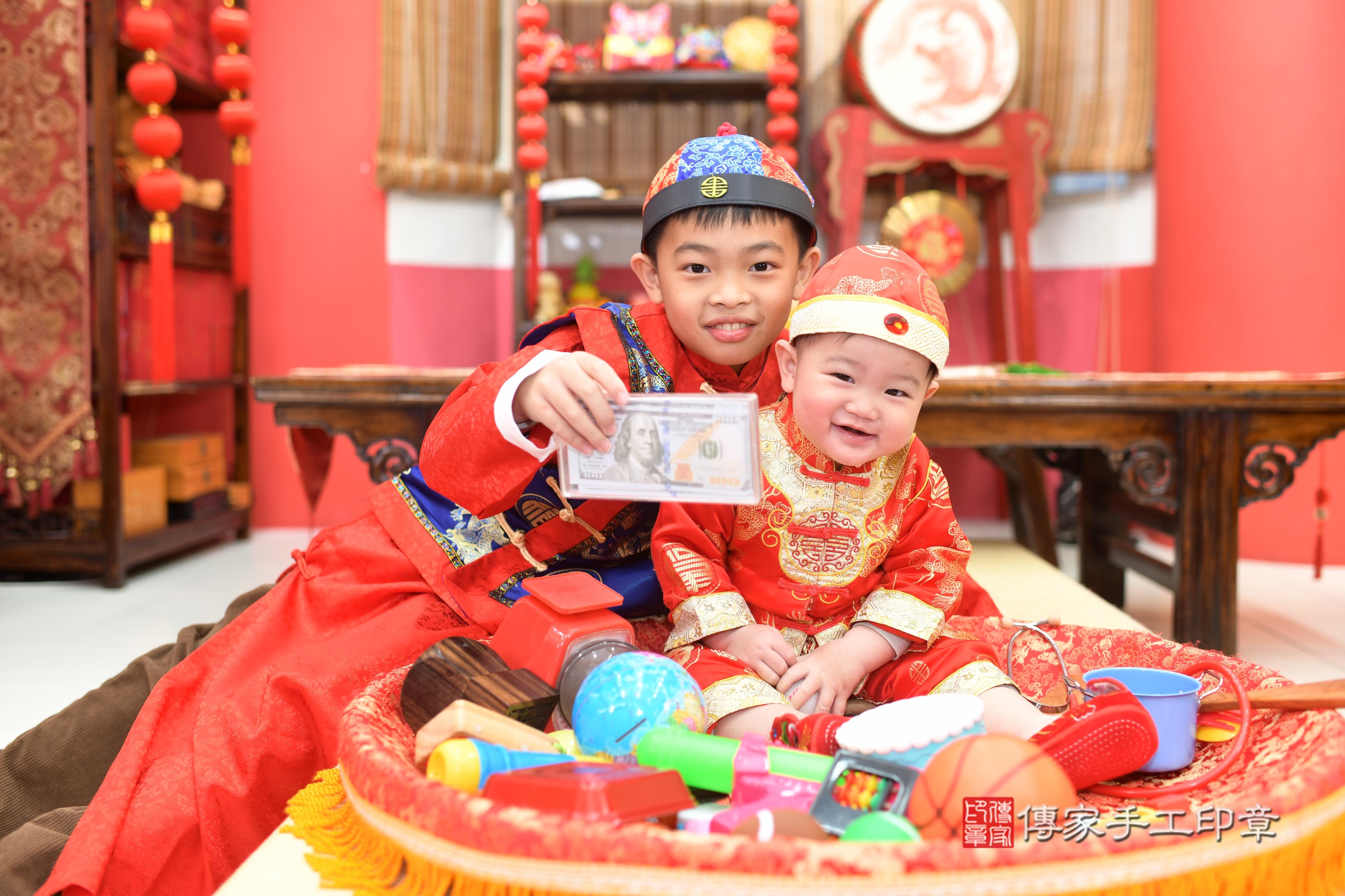 傳家手工印章高雄店、抓周、度脺、中國風會場、傳家嬰兒古禮、吉祥話、抓周道具物品24種、拍照。抓周證書。寶寶抓周、滿周歲、生日快樂、祝福