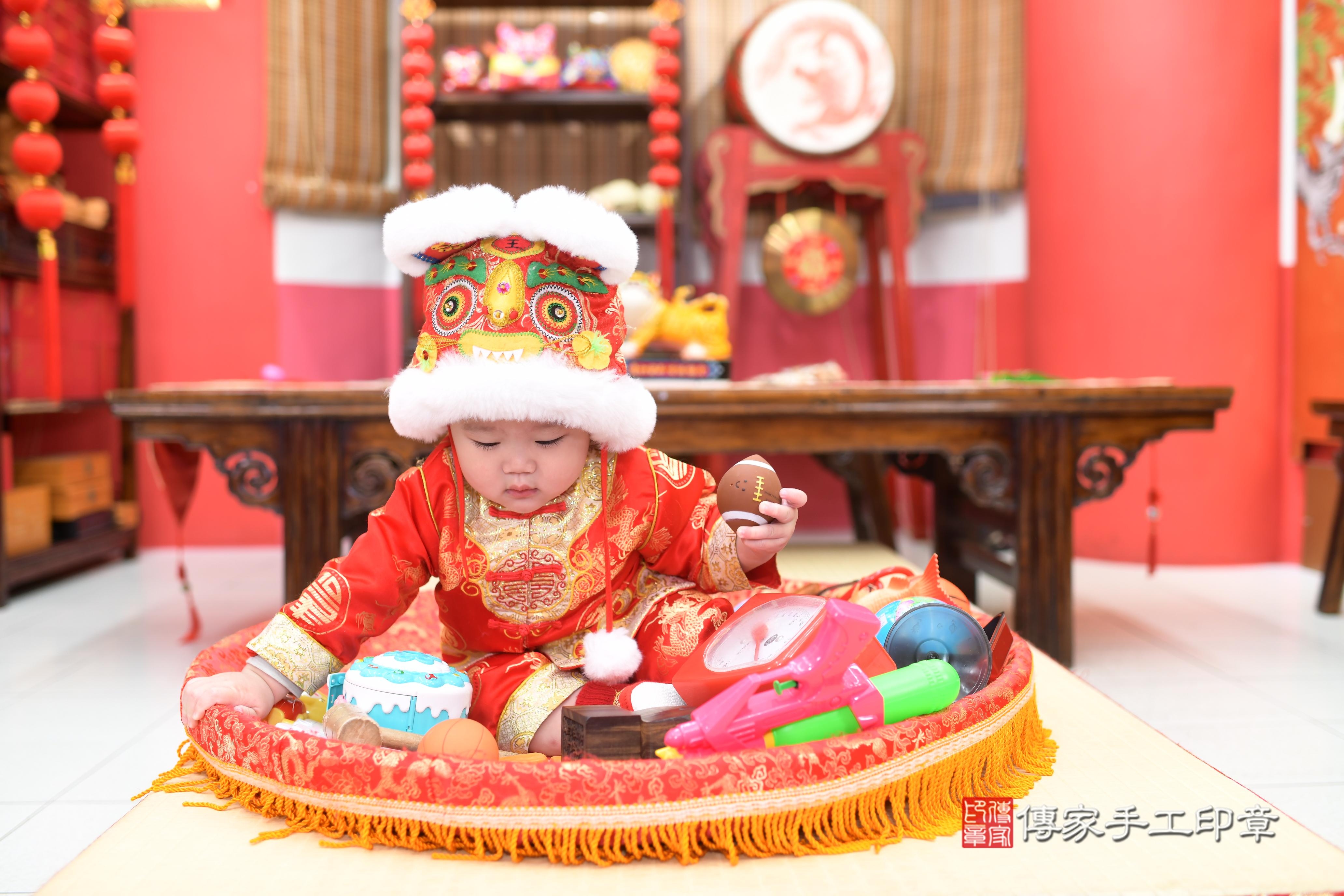 傳家手工印章高雄店、抓周、度脺、中國風會場、傳家嬰兒古禮、吉祥話、抓周道具物品24種、拍照。抓周證書。寶寶抓周、滿周歲、生日快樂、祝福