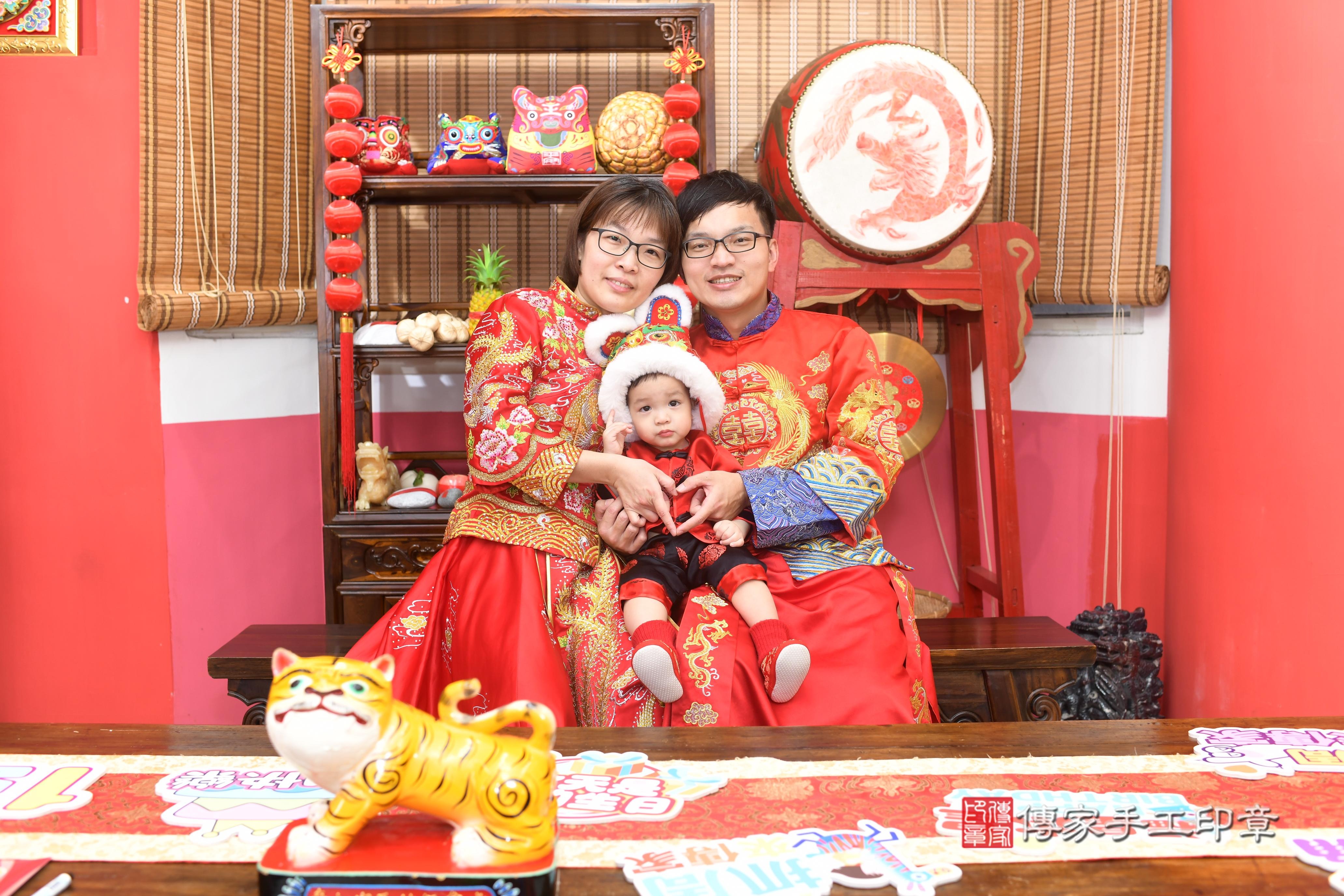 傳家手工印章高雄店、抓周、度脺、中國風會場、傳家嬰兒古禮、吉祥話、抓周道具物品24種、拍照。抓周證書。寶寶抓周、滿周歲、生日快樂、祝福