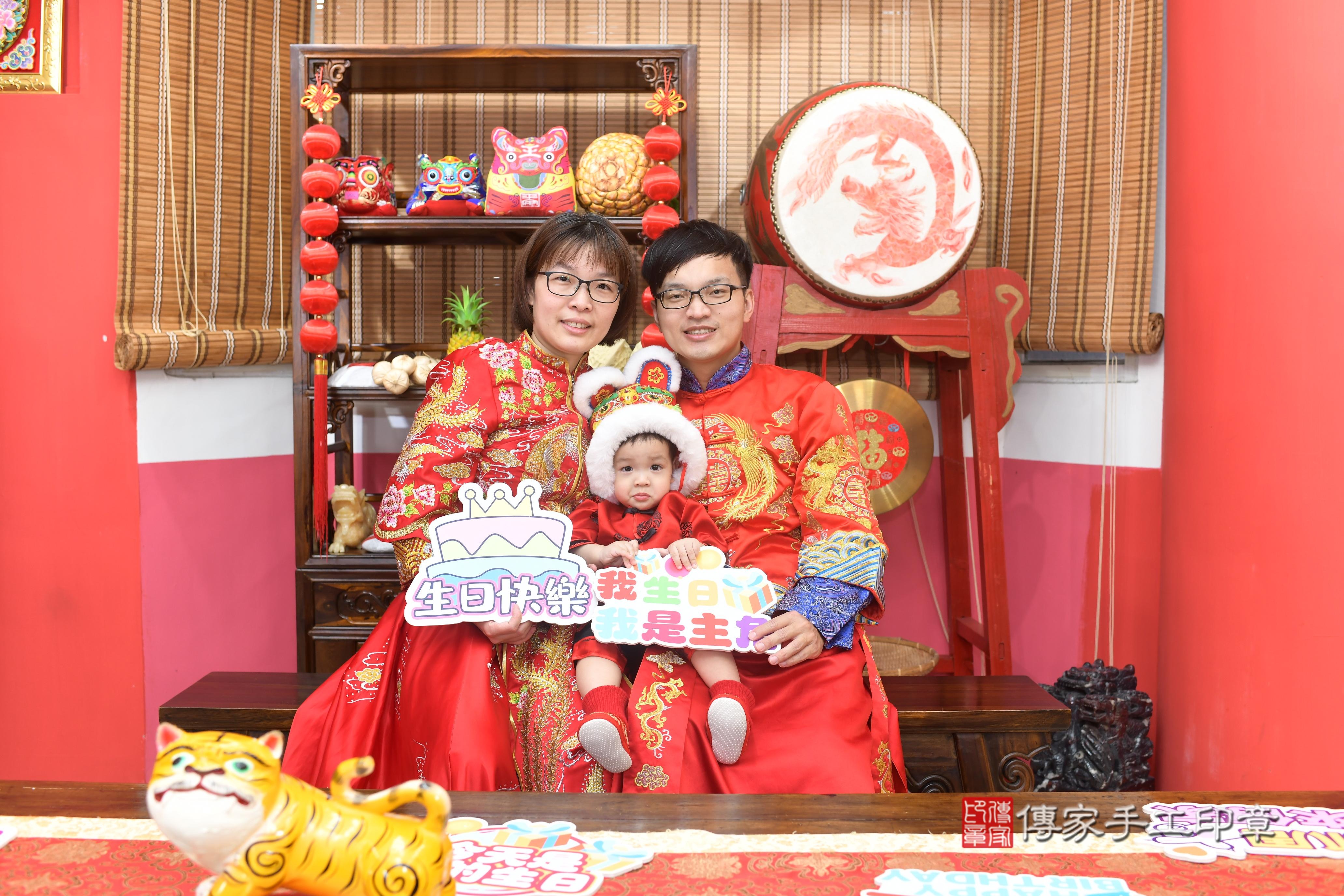 傳家手工印章高雄店、抓周、度脺、中國風會場、傳家嬰兒古禮、吉祥話、抓周道具物品24種、拍照。抓周證書。寶寶抓周、滿周歲、生日快樂、祝福