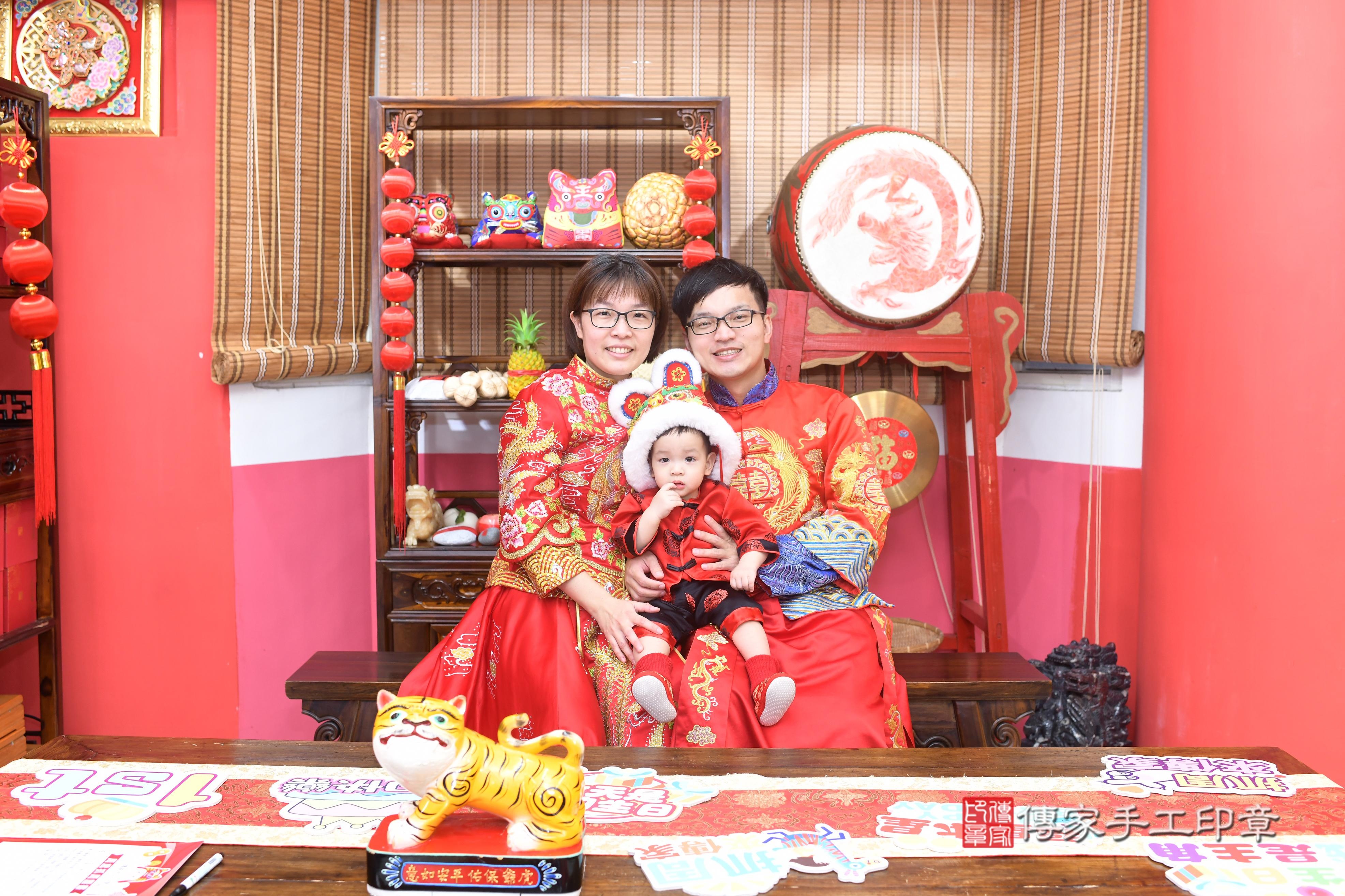 傳家手工印章高雄店、抓周、度脺、中國風會場、傳家嬰兒古禮、吉祥話、抓周道具物品24種、拍照。抓周證書。寶寶抓周、滿周歲、生日快樂、祝福