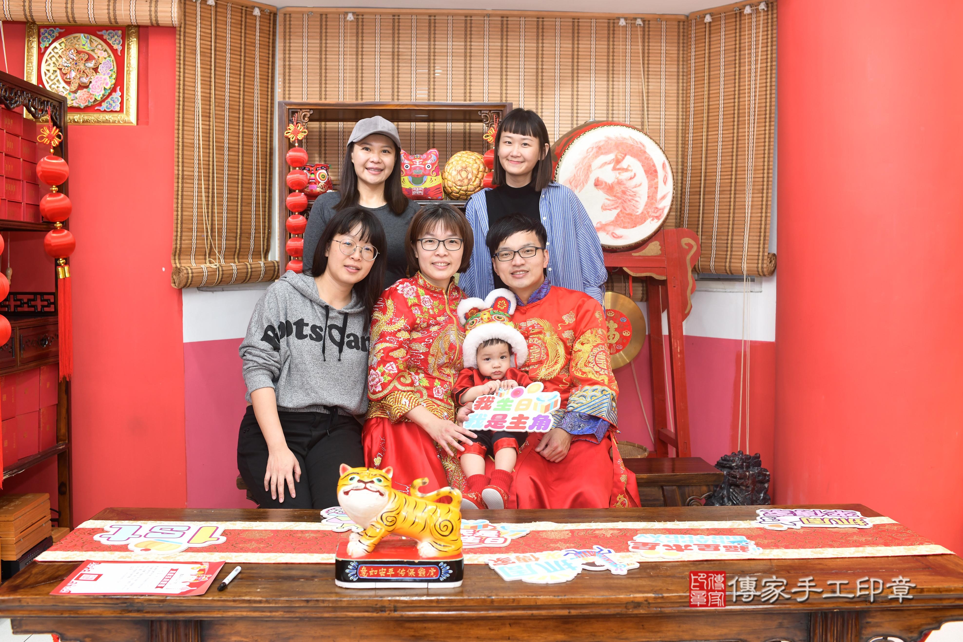 傳家手工印章高雄店、抓周、度脺、中國風會場、傳家嬰兒古禮、吉祥話、抓周道具物品24種、拍照。抓周證書。寶寶抓周、滿周歲、生日快樂、祝福
