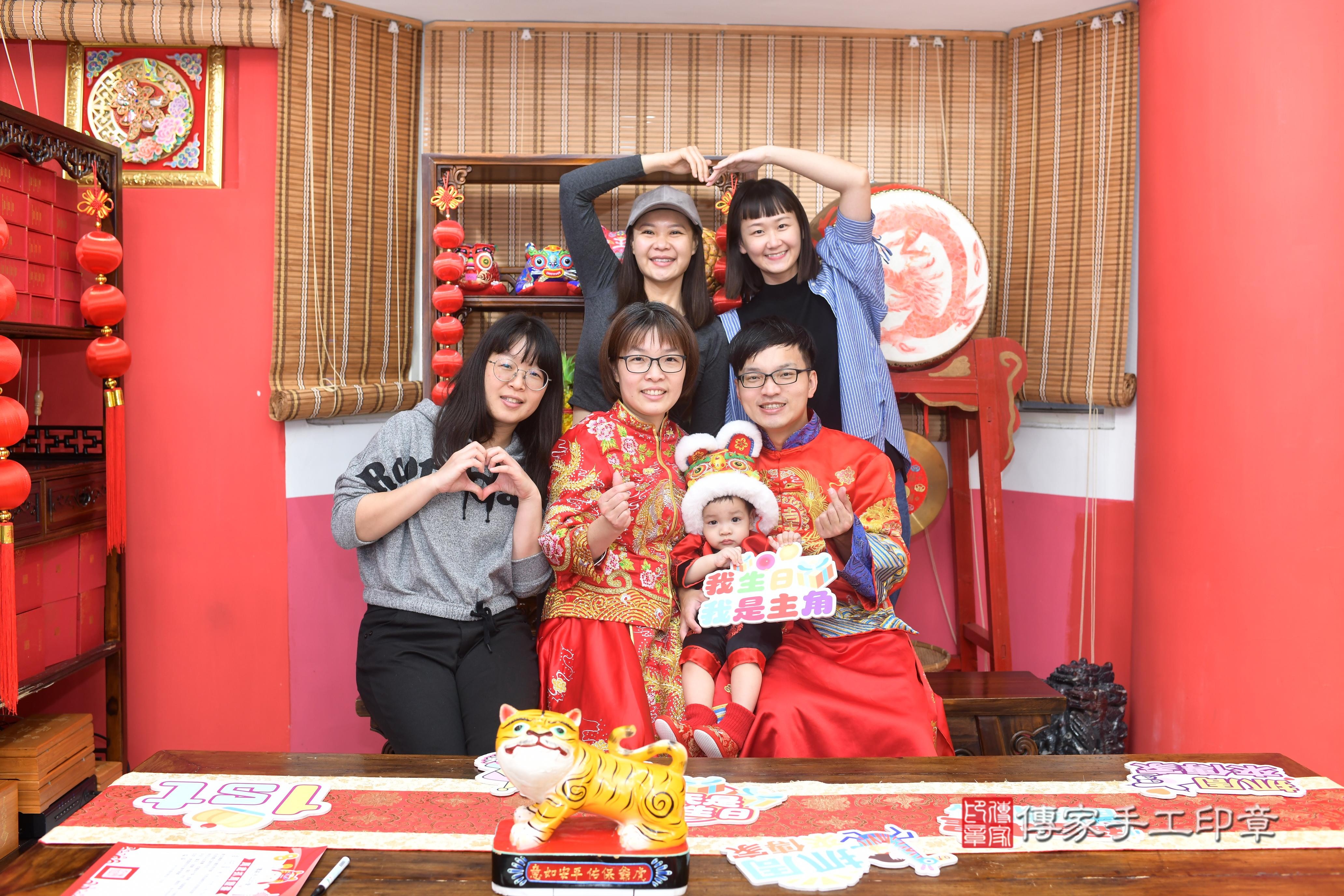 傳家手工印章高雄店、抓周、度脺、中國風會場、傳家嬰兒古禮、吉祥話、抓周道具物品24種、拍照。抓周證書。寶寶抓周、滿周歲、生日快樂、祝福