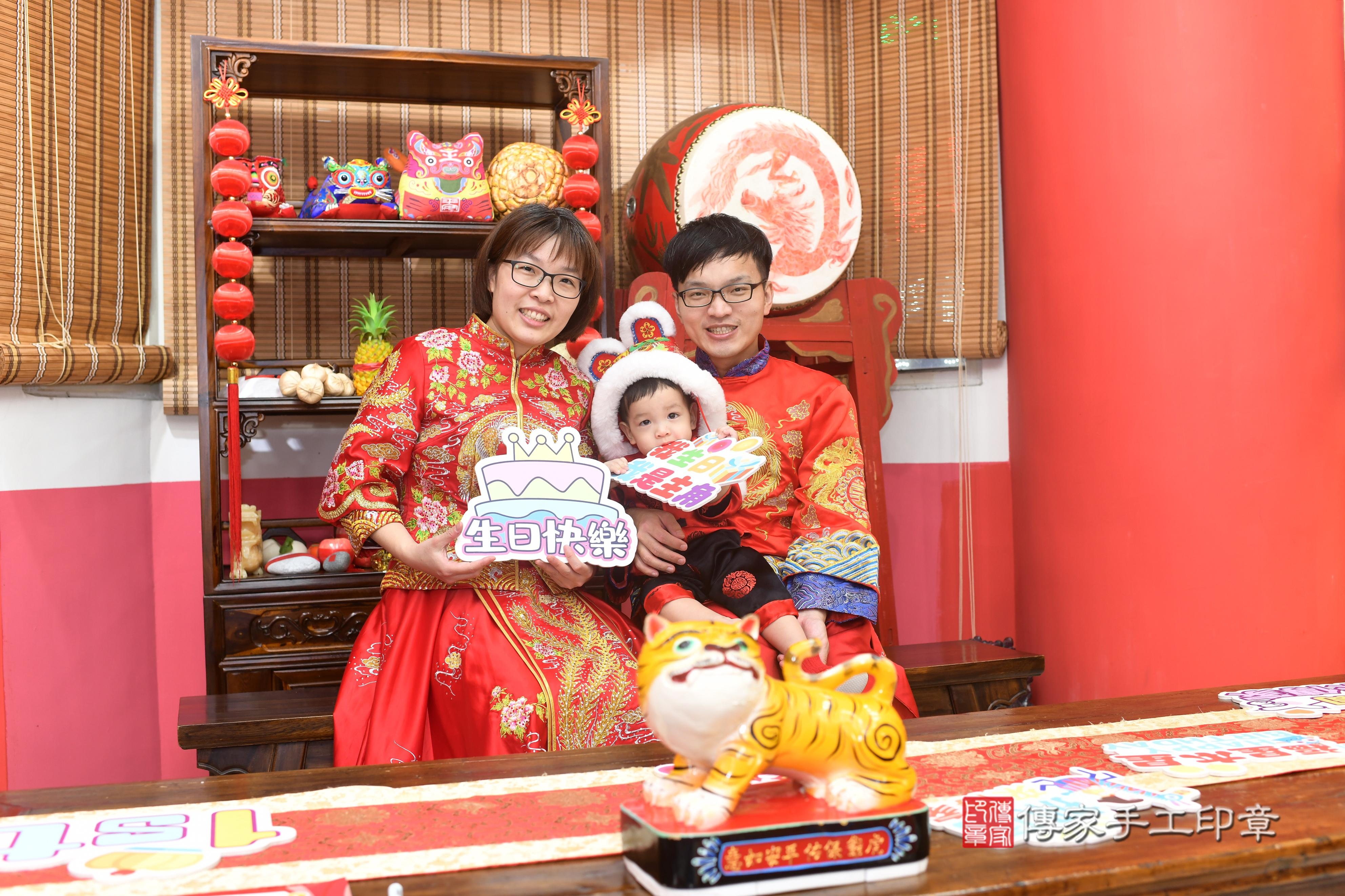 傳家手工印章高雄店、抓周、度脺、中國風會場、傳家嬰兒古禮、吉祥話、抓周道具物品24種、拍照。抓周證書。寶寶抓周、滿周歲、生日快樂、祝福