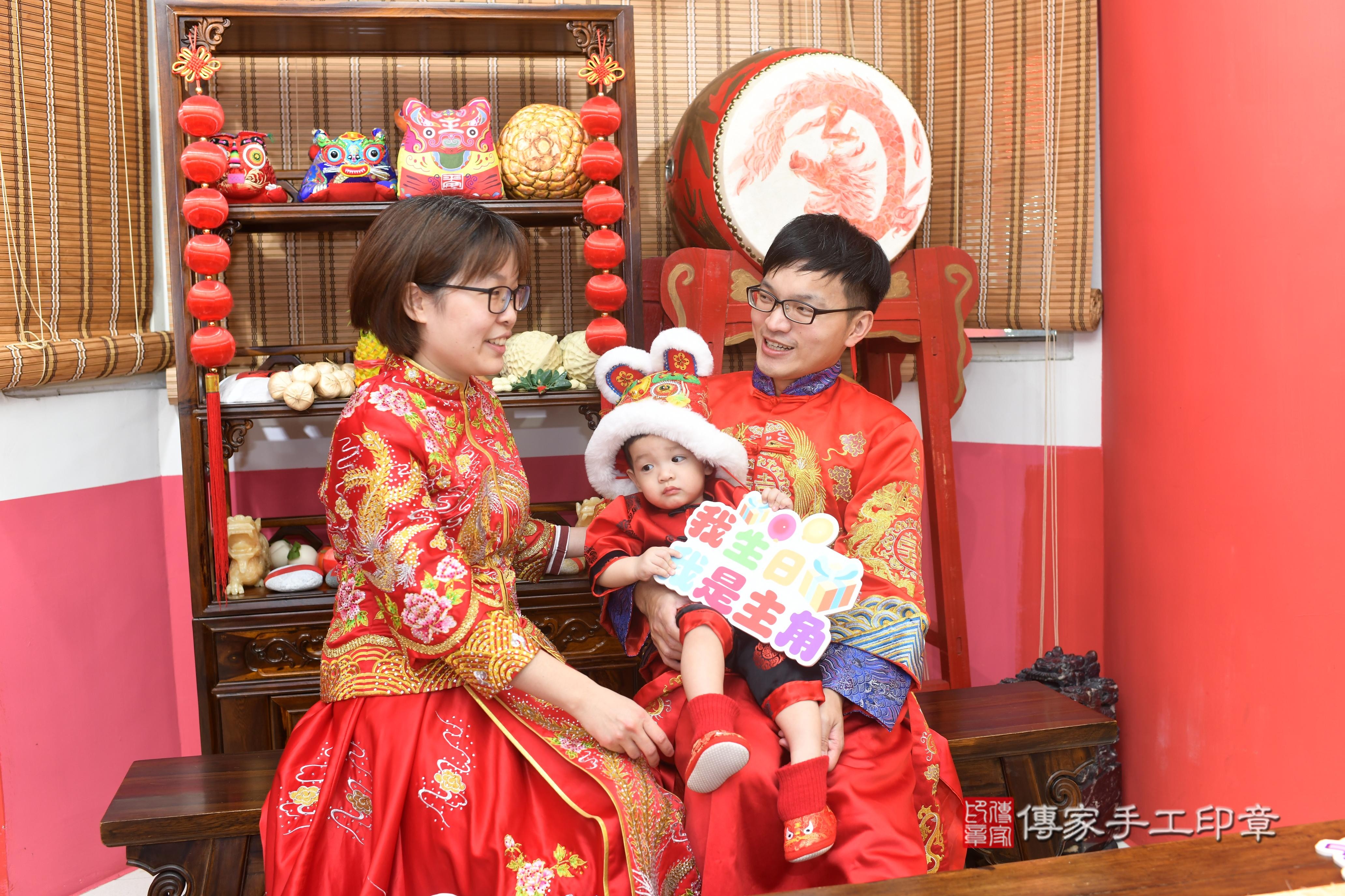 傳家手工印章高雄店、抓周、度脺、中國風會場、傳家嬰兒古禮、吉祥話、抓周道具物品24種、拍照。抓周證書。寶寶抓周、滿周歲、生日快樂、祝福