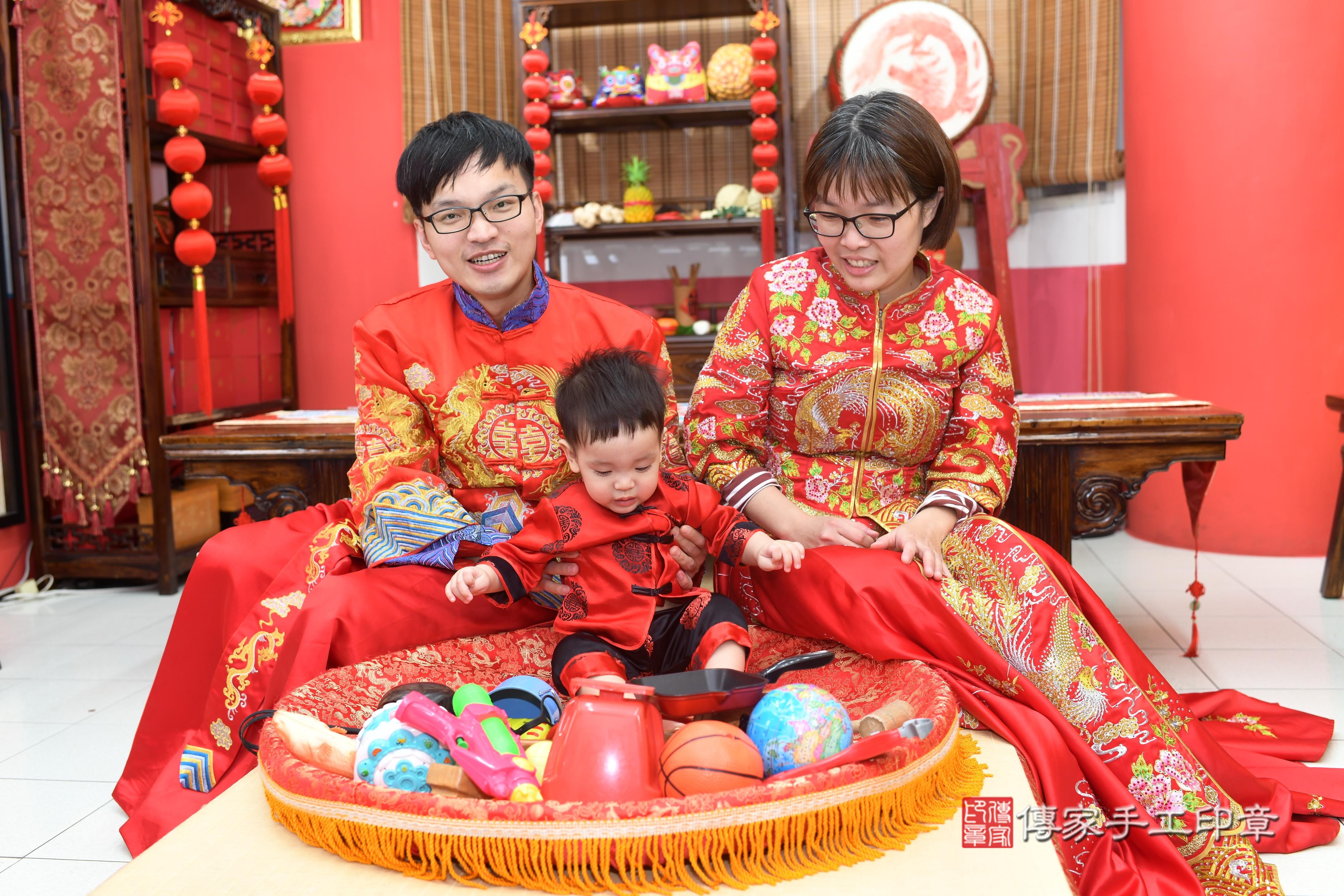 傳家手工印章高雄店、抓周、度脺、中國風會場、傳家嬰兒古禮、吉祥話、抓周道具物品24種、拍照。抓周證書。寶寶抓周、滿周歲、生日快樂、祝福