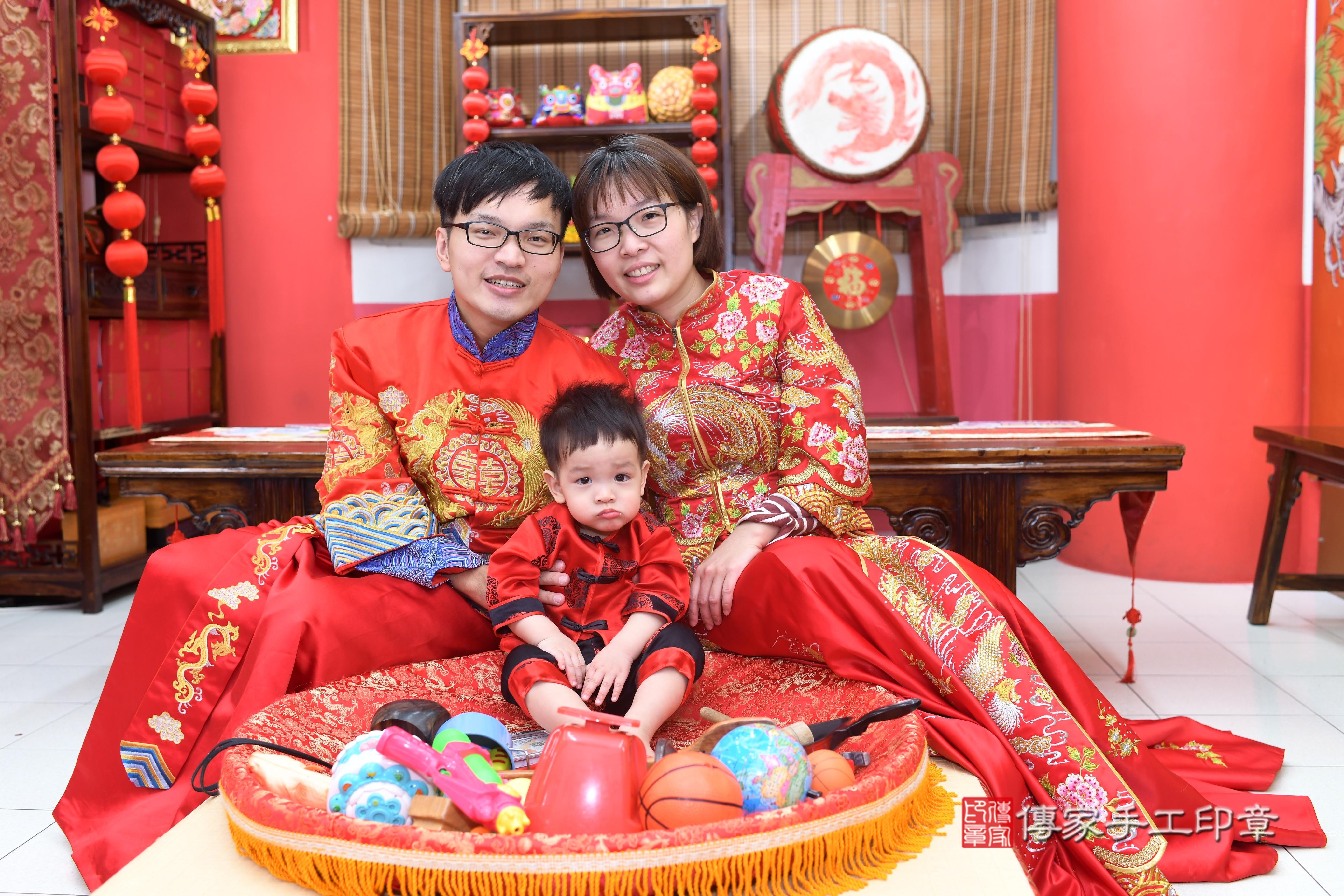 傳家手工印章高雄店、抓周、度脺、中國風會場、傳家嬰兒古禮、吉祥話、抓周道具物品24種、拍照。抓周證書。寶寶抓周、滿周歲、生日快樂、祝福