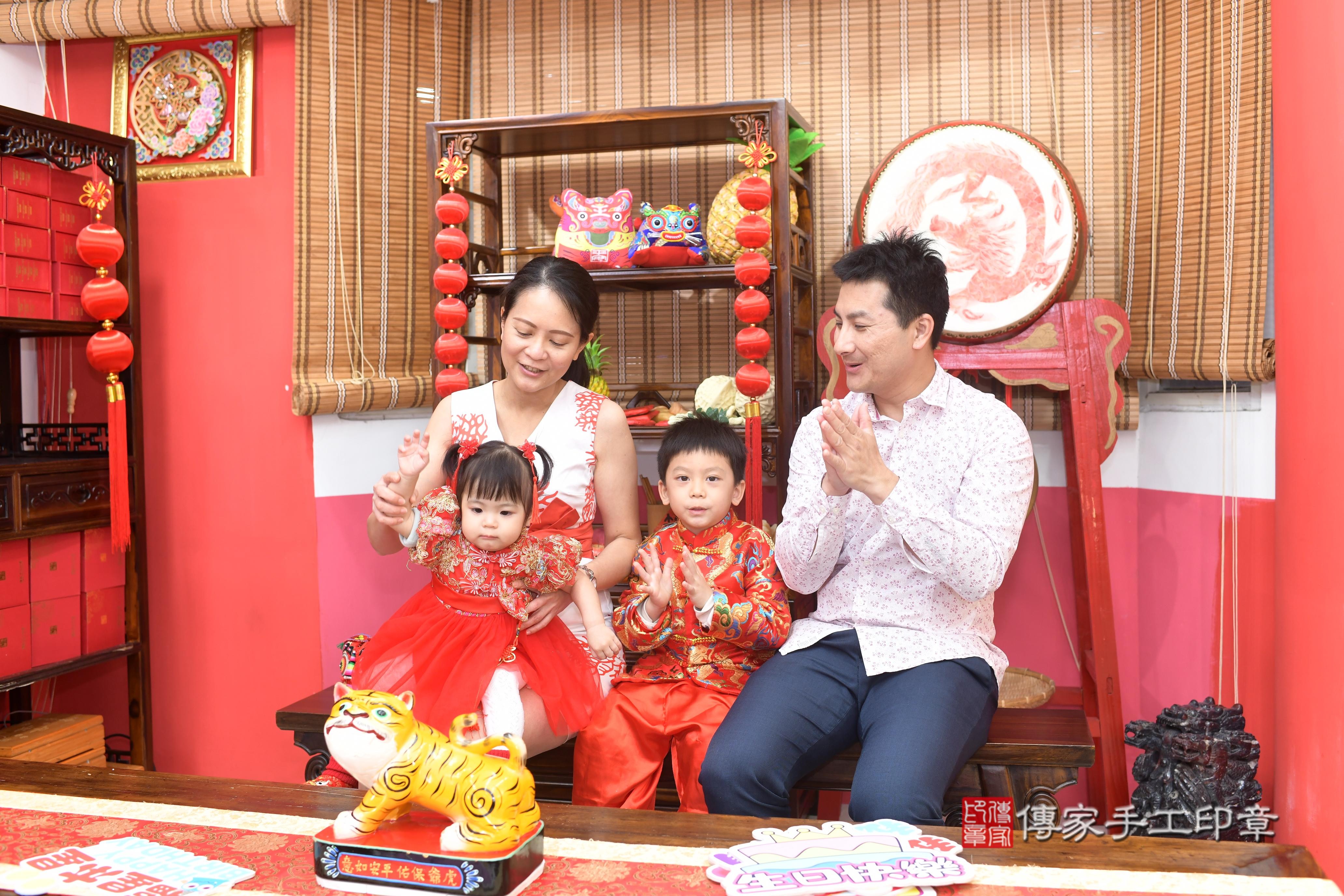 傳家手工印章高雄店、抓周、度脺、中國風會場、傳家嬰兒古禮、吉祥話、抓周道具物品24種、拍照。抓周證書。寶寶抓周、滿周歲、生日快樂、祝福