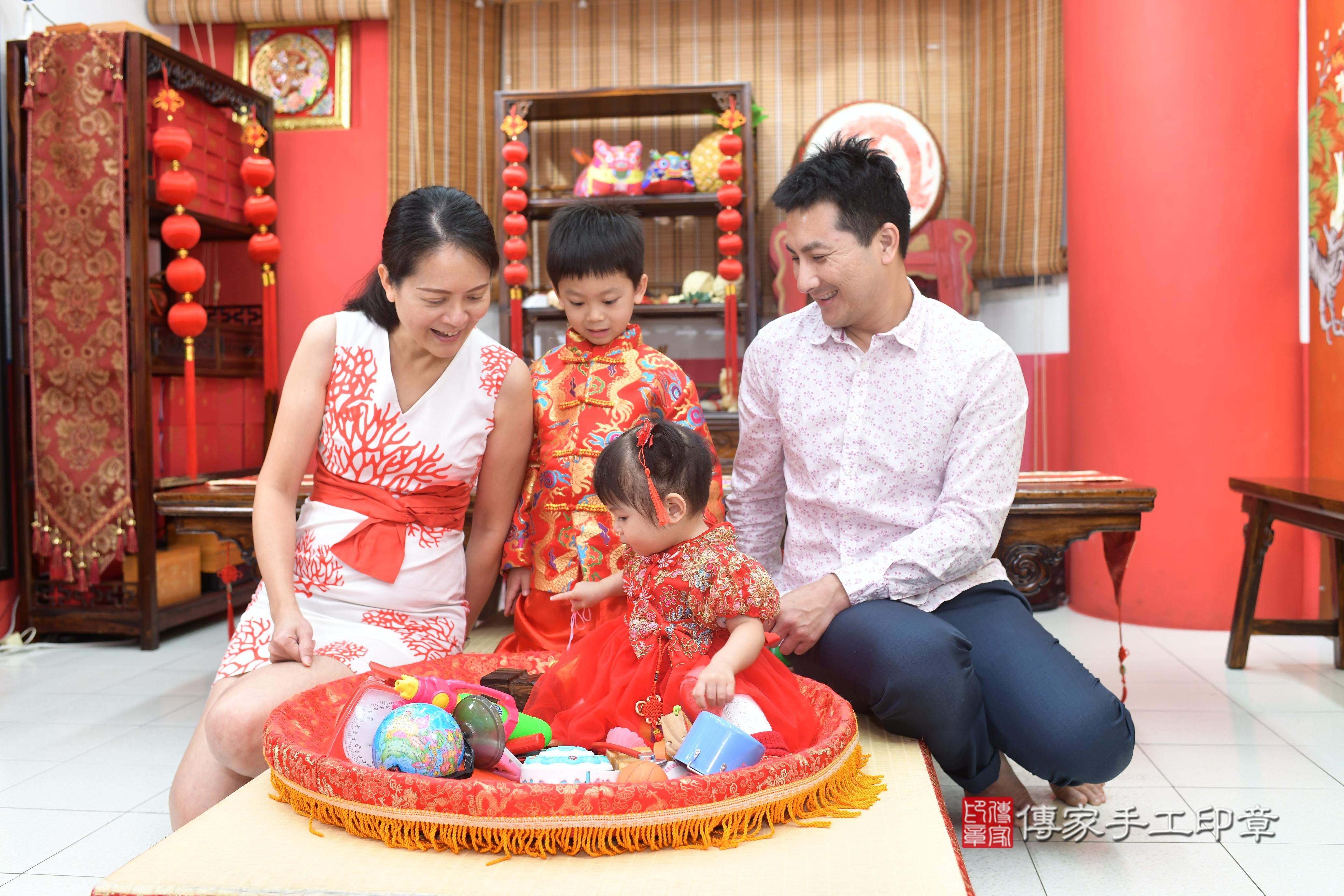 傳家手工印章高雄店、抓周、度脺、中國風會場、傳家嬰兒古禮、吉祥話、抓周道具物品24種、拍照。抓周證書。寶寶抓周、滿周歲、生日快樂、祝福
