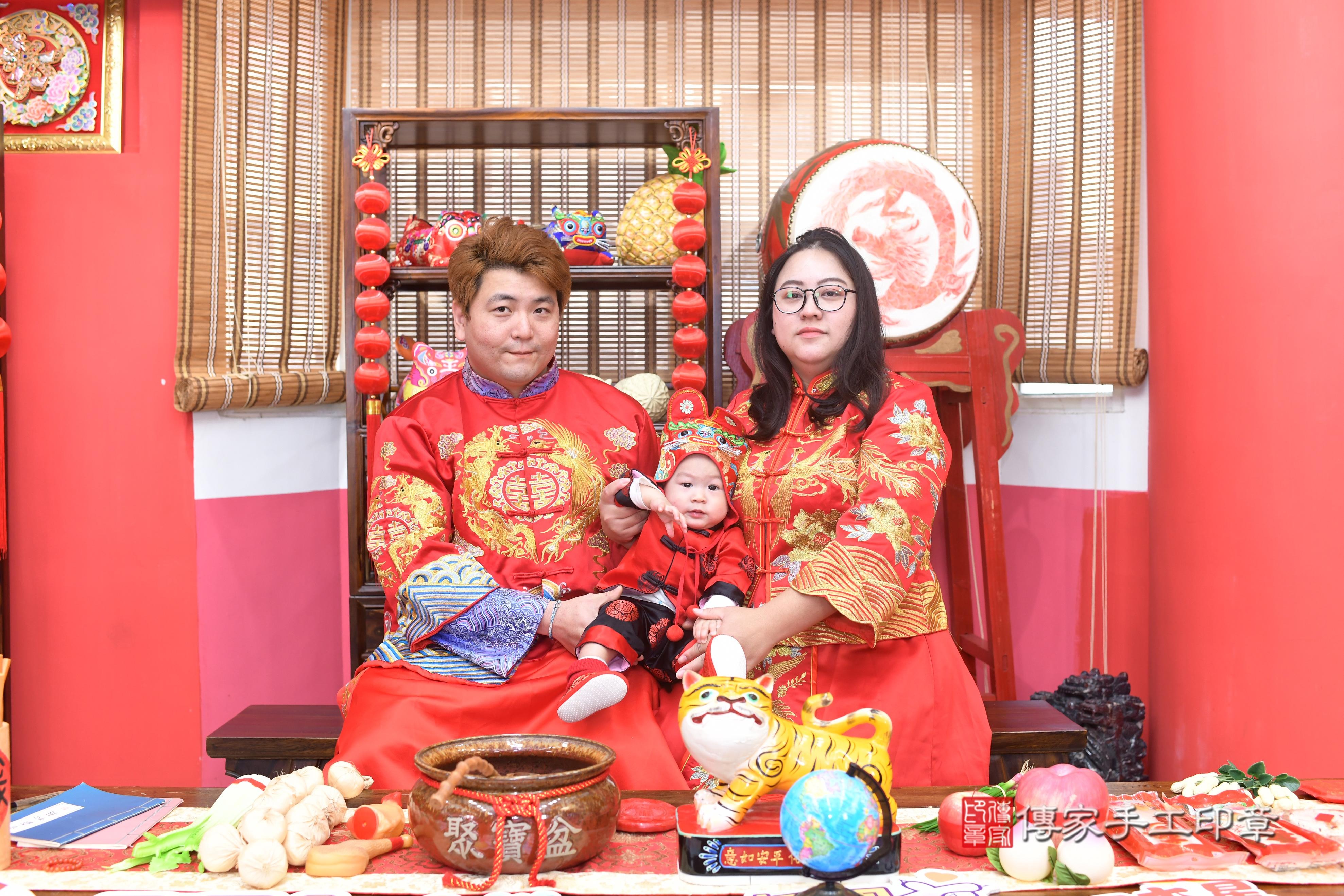 傳家手工印章高雄店、抓周、度脺、中國風會場、傳家嬰兒古禮、吉祥話、抓周道具物品24種、拍照。抓周證書。寶寶抓周、滿周歲、生日快樂、祝福