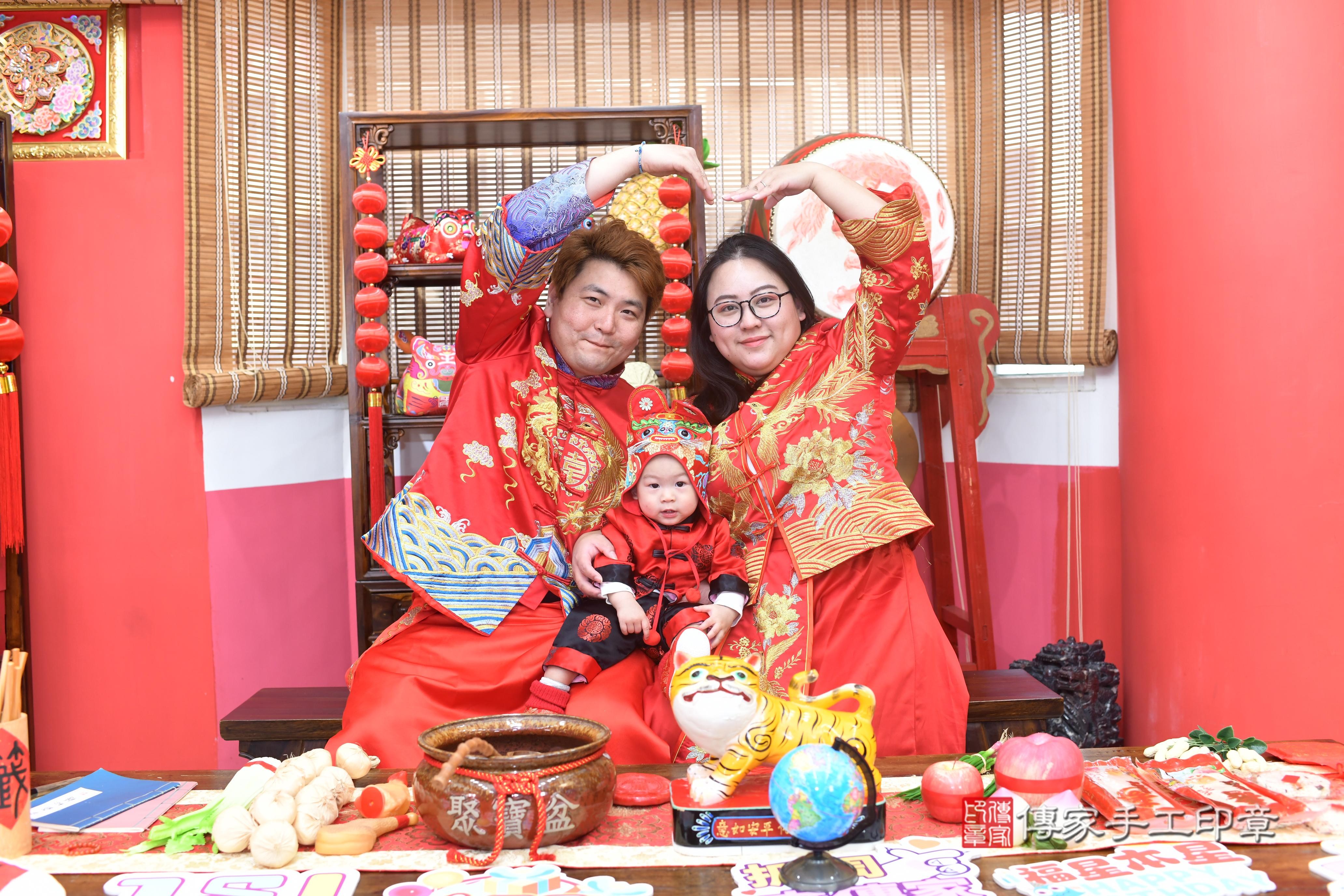 傳家手工印章高雄店、抓周、度脺、中國風會場、傳家嬰兒古禮、吉祥話、抓周道具物品24種、拍照。抓周證書。寶寶抓周、滿周歲、生日快樂、祝福