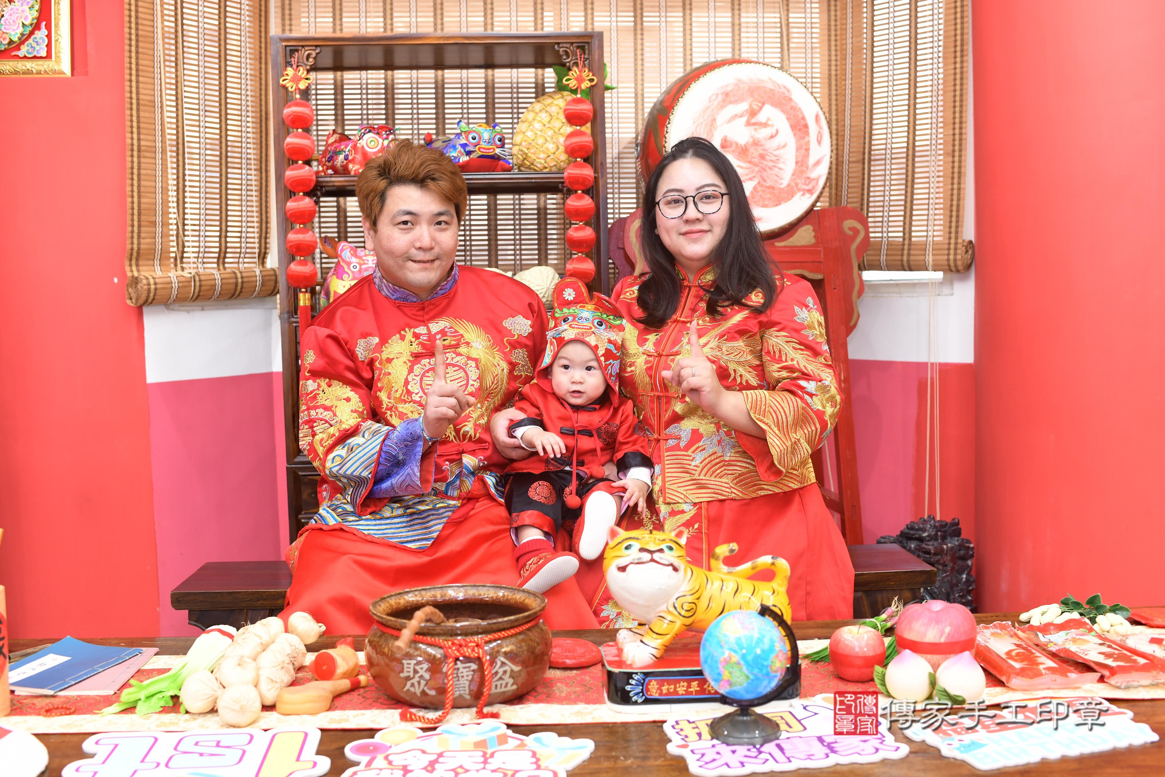 傳家手工印章高雄店、抓周、度脺、中國風會場、傳家嬰兒古禮、吉祥話、抓周道具物品24種、拍照。抓周證書。寶寶抓周、滿周歲、生日快樂、祝福