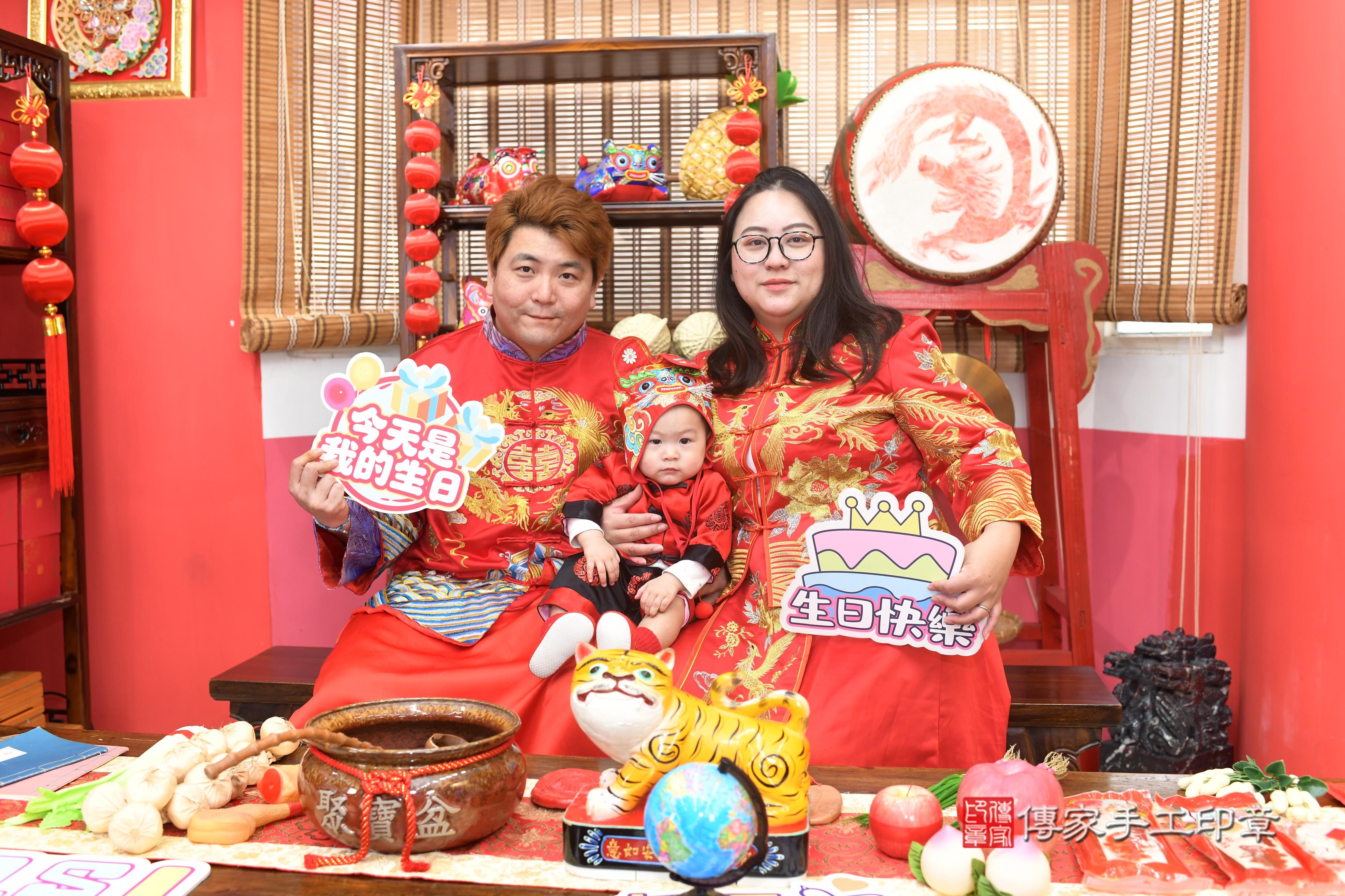 傳家手工印章高雄店、抓周、度脺、中國風會場、傳家嬰兒古禮、吉祥話、抓周道具物品24種、拍照。抓周證書。寶寶抓周、滿周歲、生日快樂、祝福