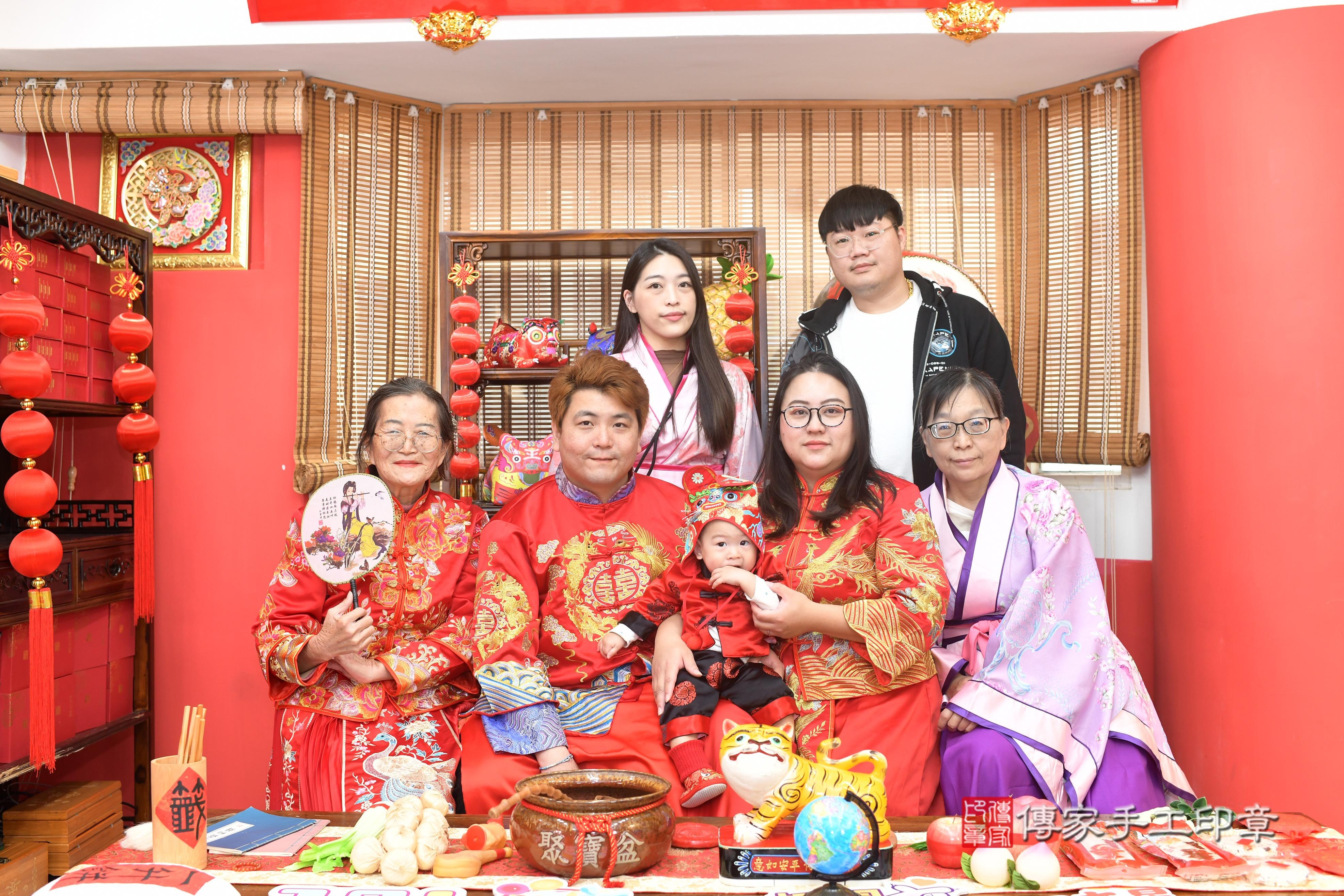 傳家手工印章高雄店、抓周、度脺、中國風會場、傳家嬰兒古禮、吉祥話、抓周道具物品24種、拍照。抓周證書。寶寶抓周、滿周歲、生日快樂、祝福