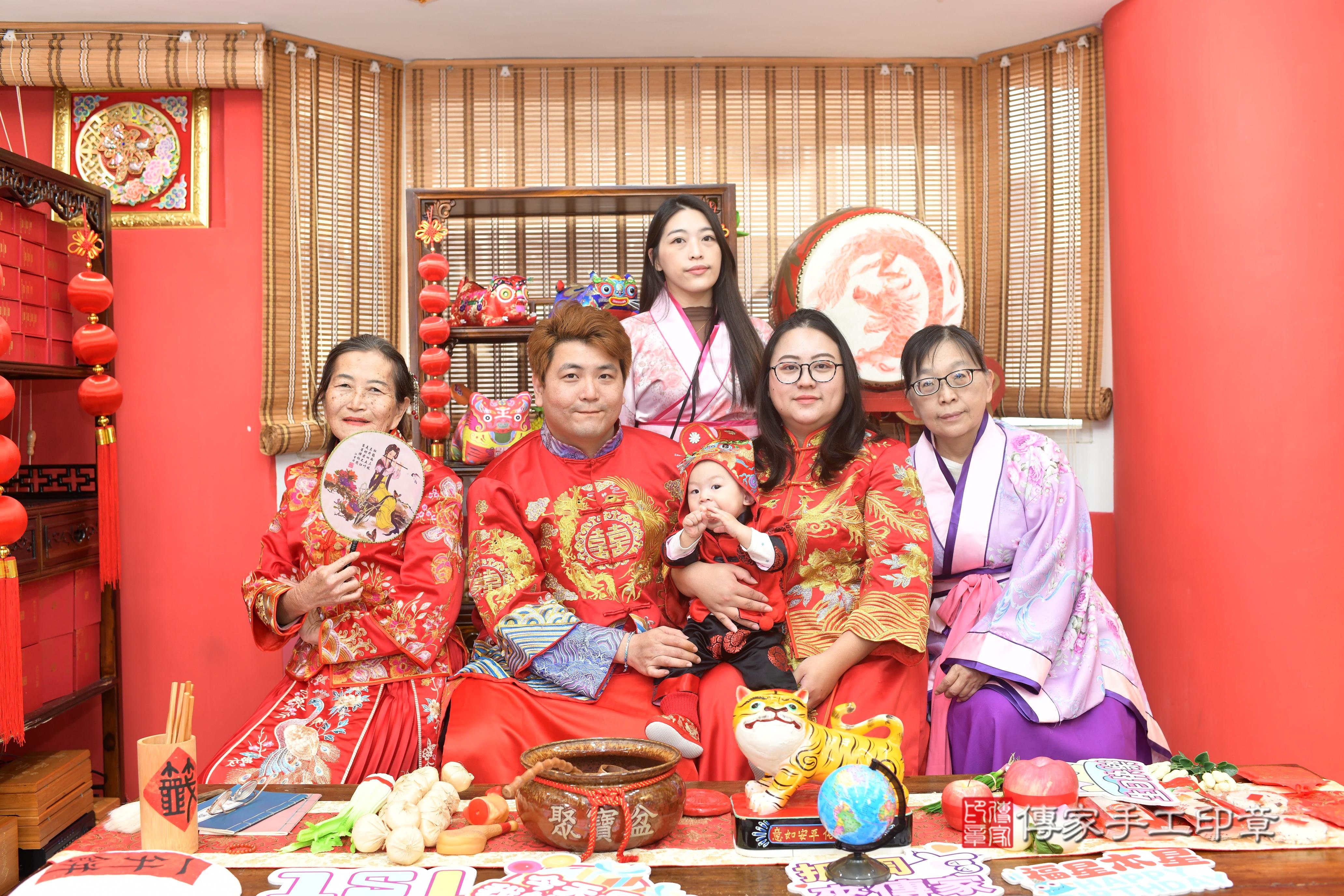 傳家手工印章高雄店、抓周、度脺、中國風會場、傳家嬰兒古禮、吉祥話、抓周道具物品24種、拍照。抓周證書。寶寶抓周、滿周歲、生日快樂、祝福