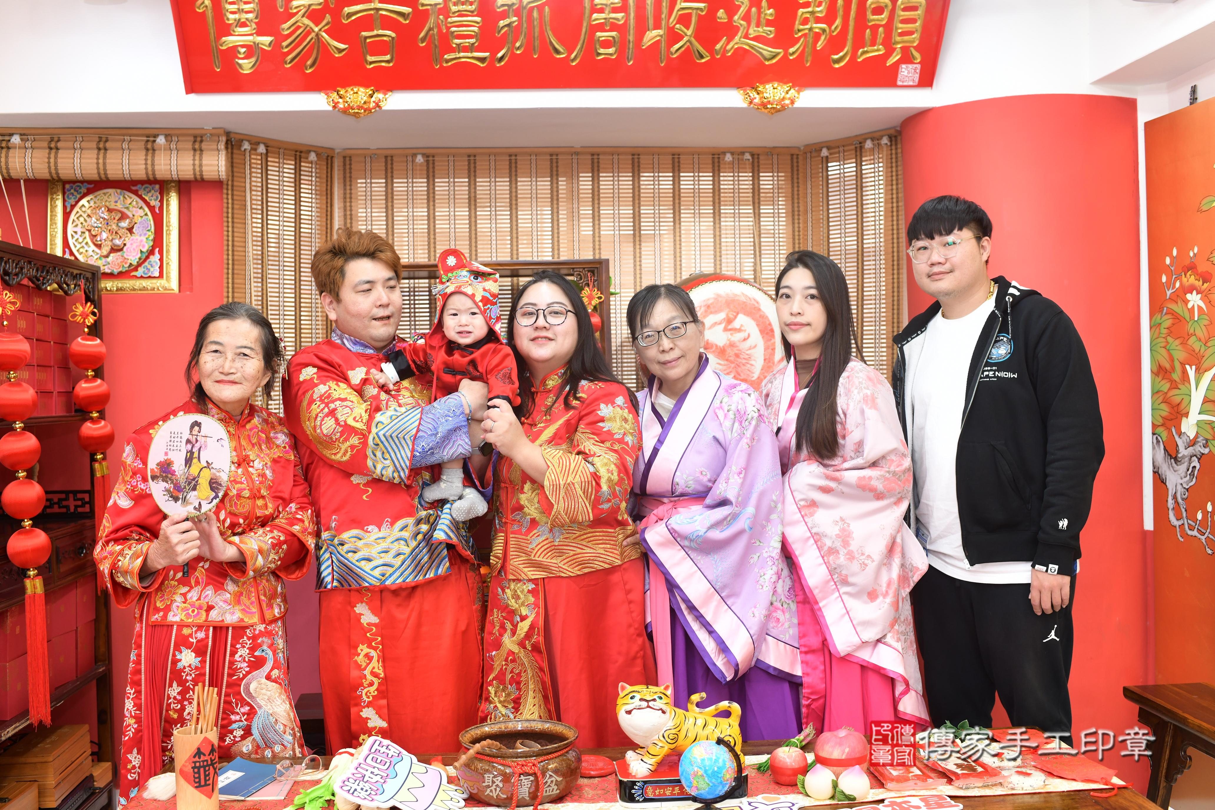 傳家手工印章高雄店、抓周、度脺、中國風會場、傳家嬰兒古禮、吉祥話、抓周道具物品24種、拍照。抓周證書。寶寶抓周、滿周歲、生日快樂、祝福