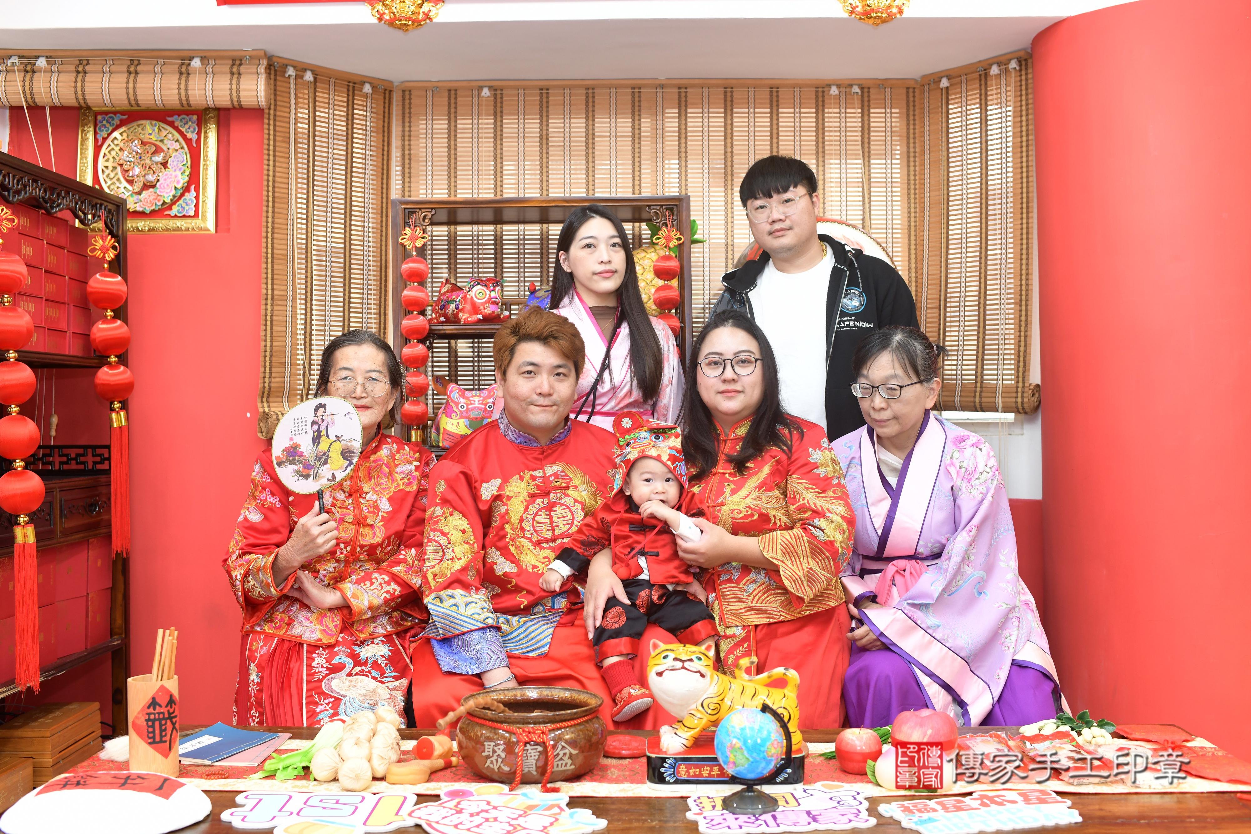 傳家手工印章高雄店、抓周、度脺、中國風會場、傳家嬰兒古禮、吉祥話、抓周道具物品24種、拍照。抓周證書。寶寶抓周、滿周歲、生日快樂、祝福