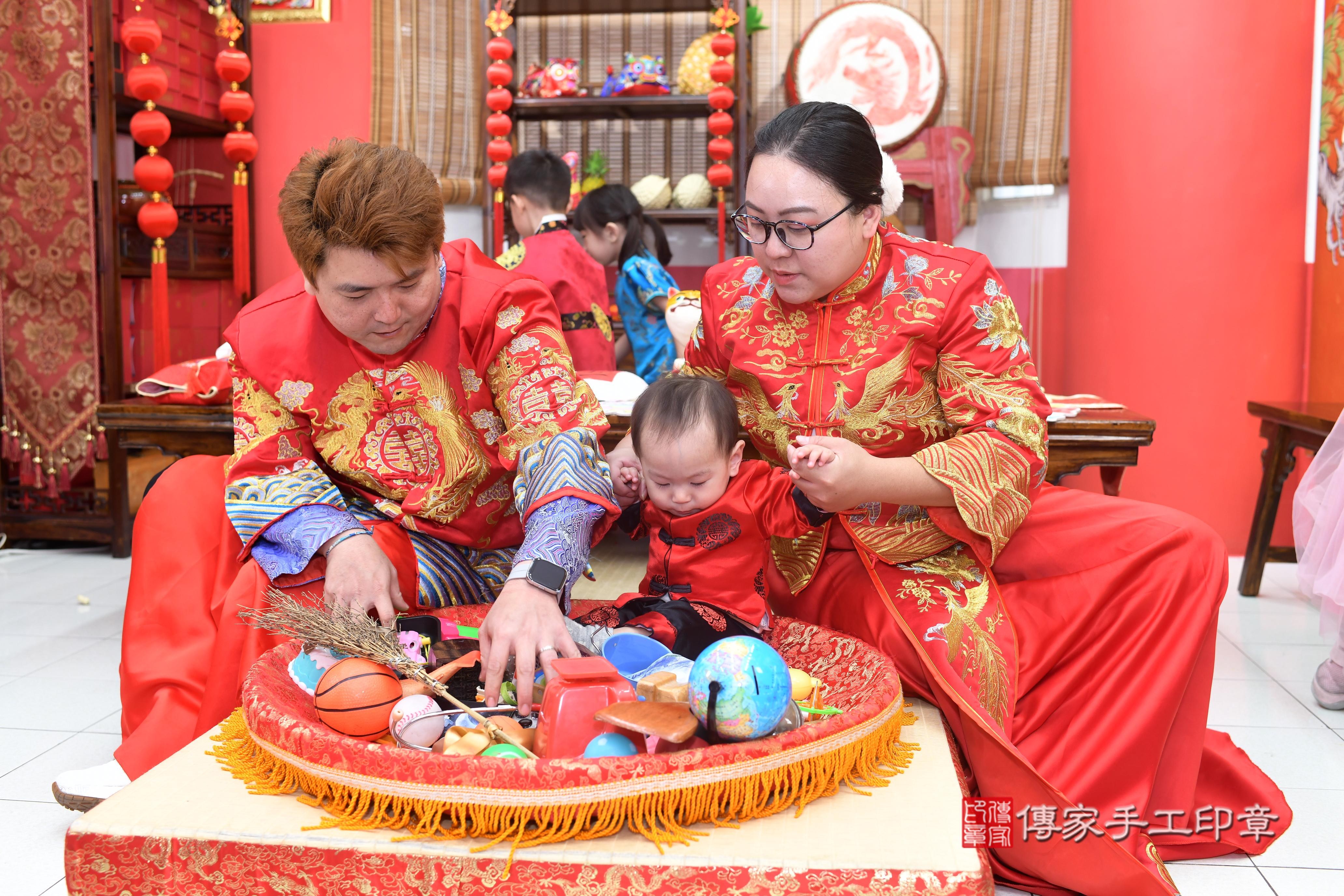 傳家手工印章高雄店、抓周、度脺、中國風會場、傳家嬰兒古禮、吉祥話、抓周道具物品24種、拍照。抓周證書。寶寶抓周、滿周歲、生日快樂、祝福