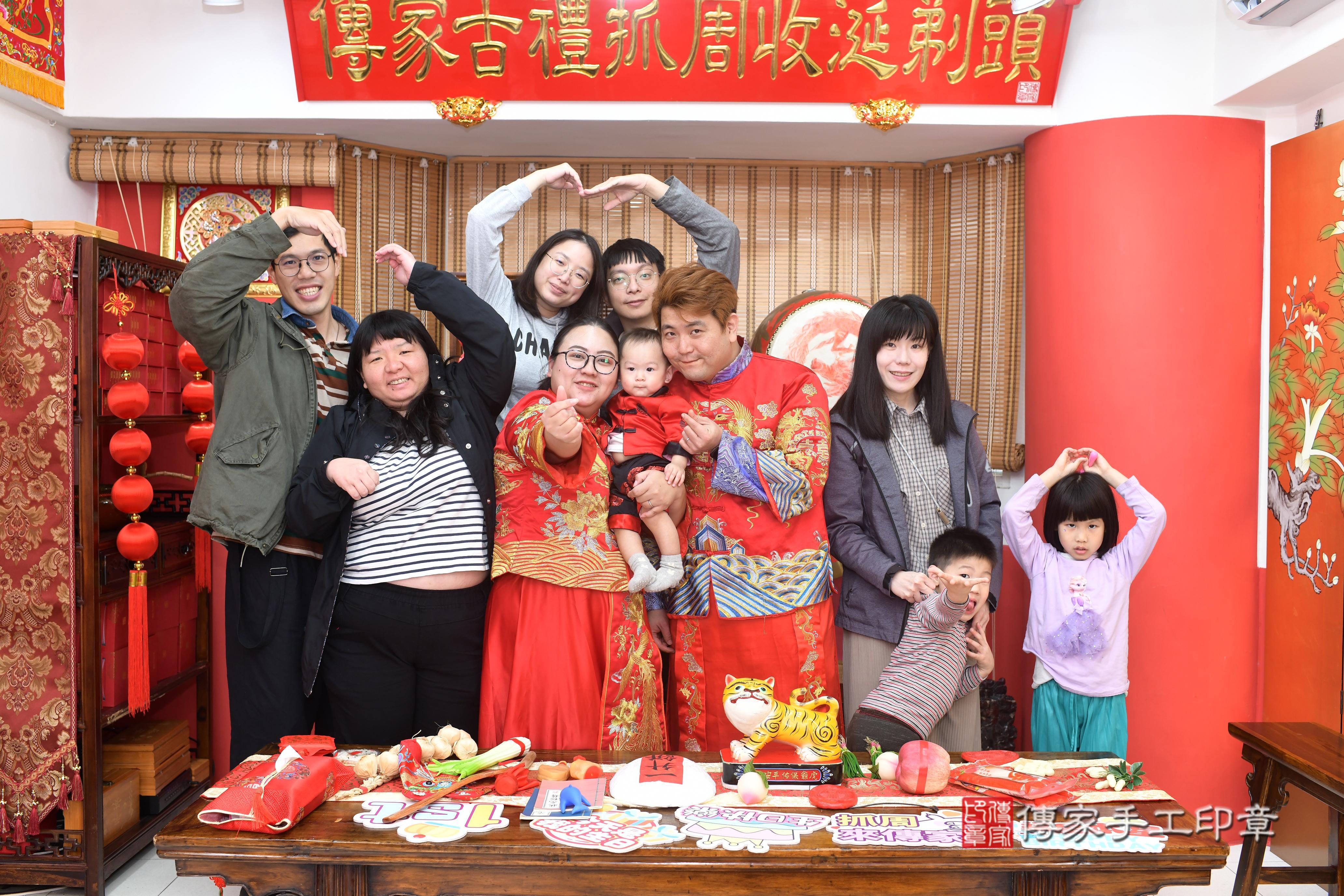 傳家手工印章高雄店、抓周、度脺、中國風會場、傳家嬰兒古禮、吉祥話、抓周道具物品24種、拍照。抓周證書。寶寶抓周、滿周歲、生日快樂、祝福