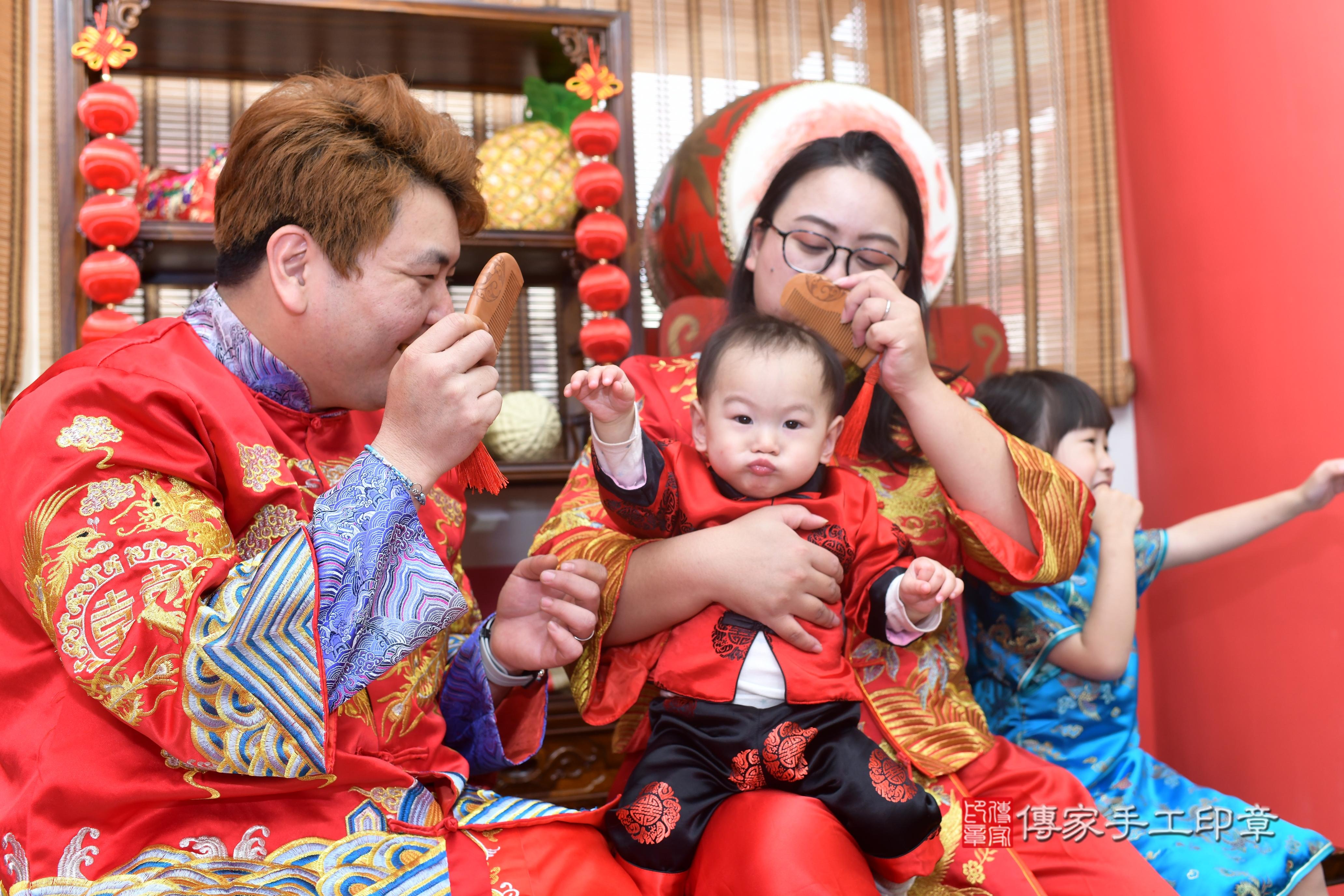 傳家手工印章高雄店、抓周、度脺、中國風會場、傳家嬰兒古禮、吉祥話、抓周道具物品24種、拍照。抓周證書。寶寶抓周、滿周歲、生日快樂、祝福