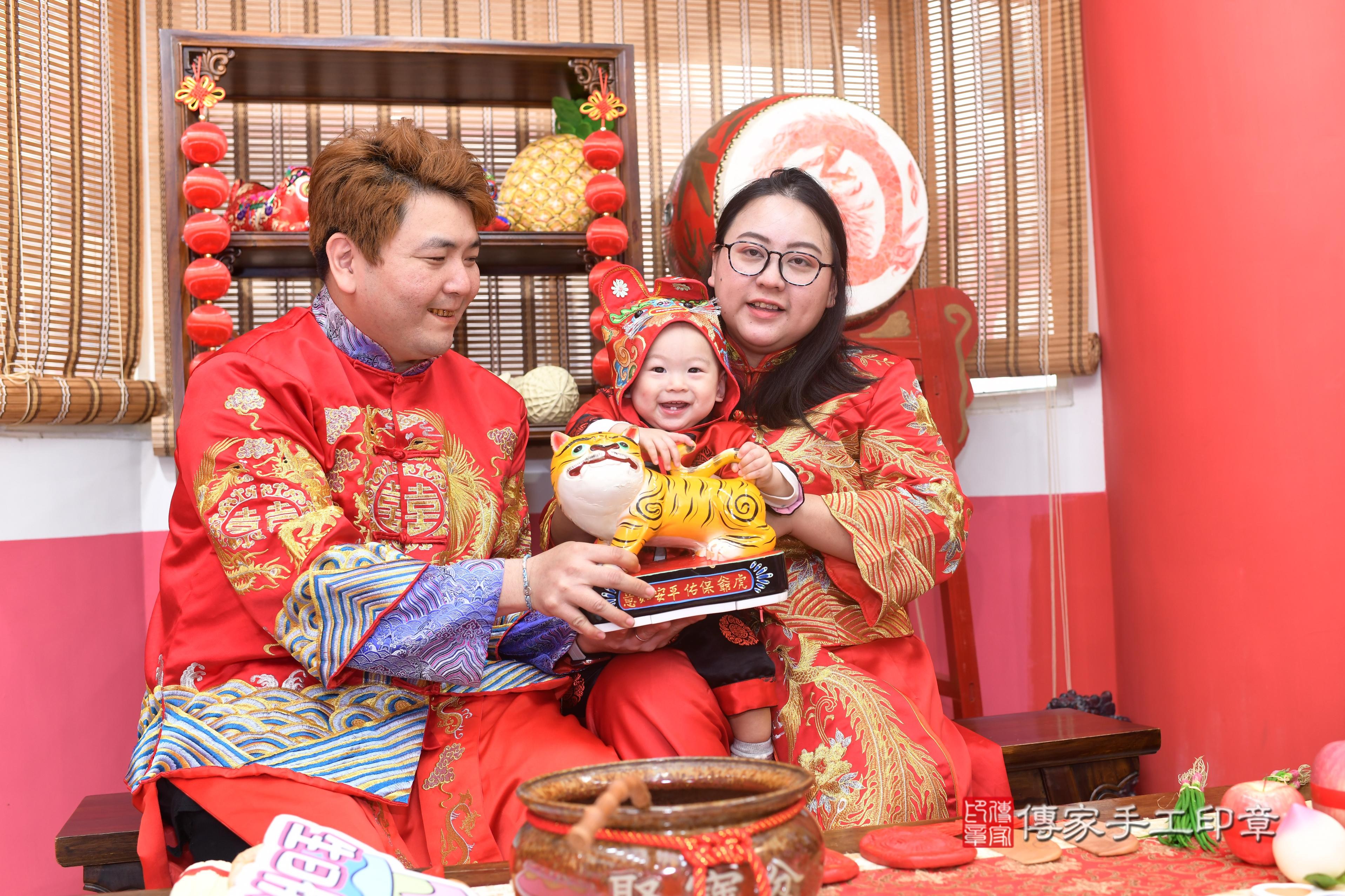 傳家手工印章高雄店、抓周、度脺、中國風會場、傳家嬰兒古禮、吉祥話、抓周道具物品24種、拍照。抓周證書。寶寶抓周、滿周歲、生日快樂、祝福