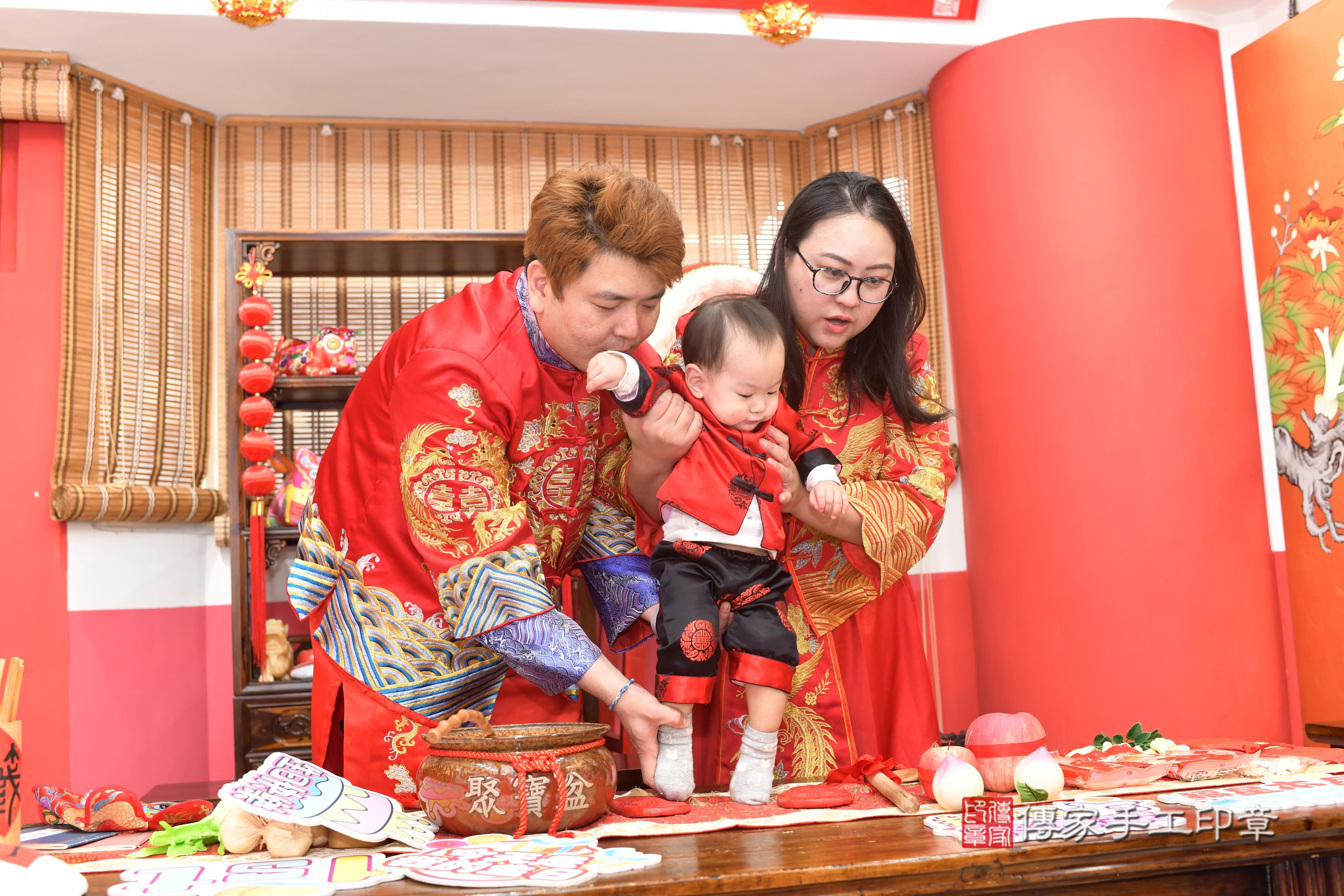 傳家手工印章高雄店、抓周、度脺、中國風會場、傳家嬰兒古禮、吉祥話、抓周道具物品24種、拍照。抓周證書。寶寶抓周、滿周歲、生日快樂、祝福