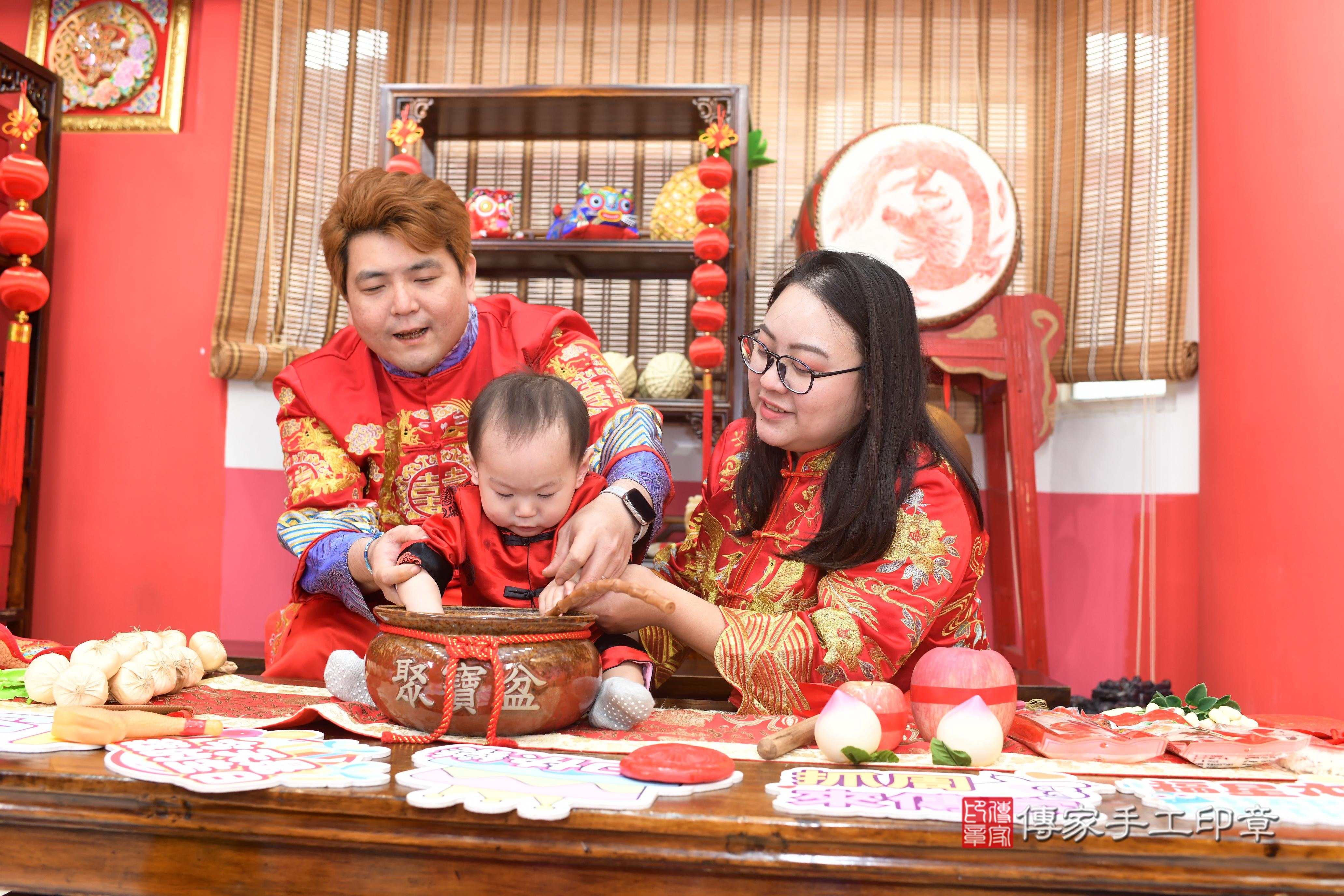 傳家手工印章高雄店、抓周、度脺、中國風會場、傳家嬰兒古禮、吉祥話、抓周道具物品24種、拍照。抓周證書。寶寶抓周、滿周歲、生日快樂、祝福