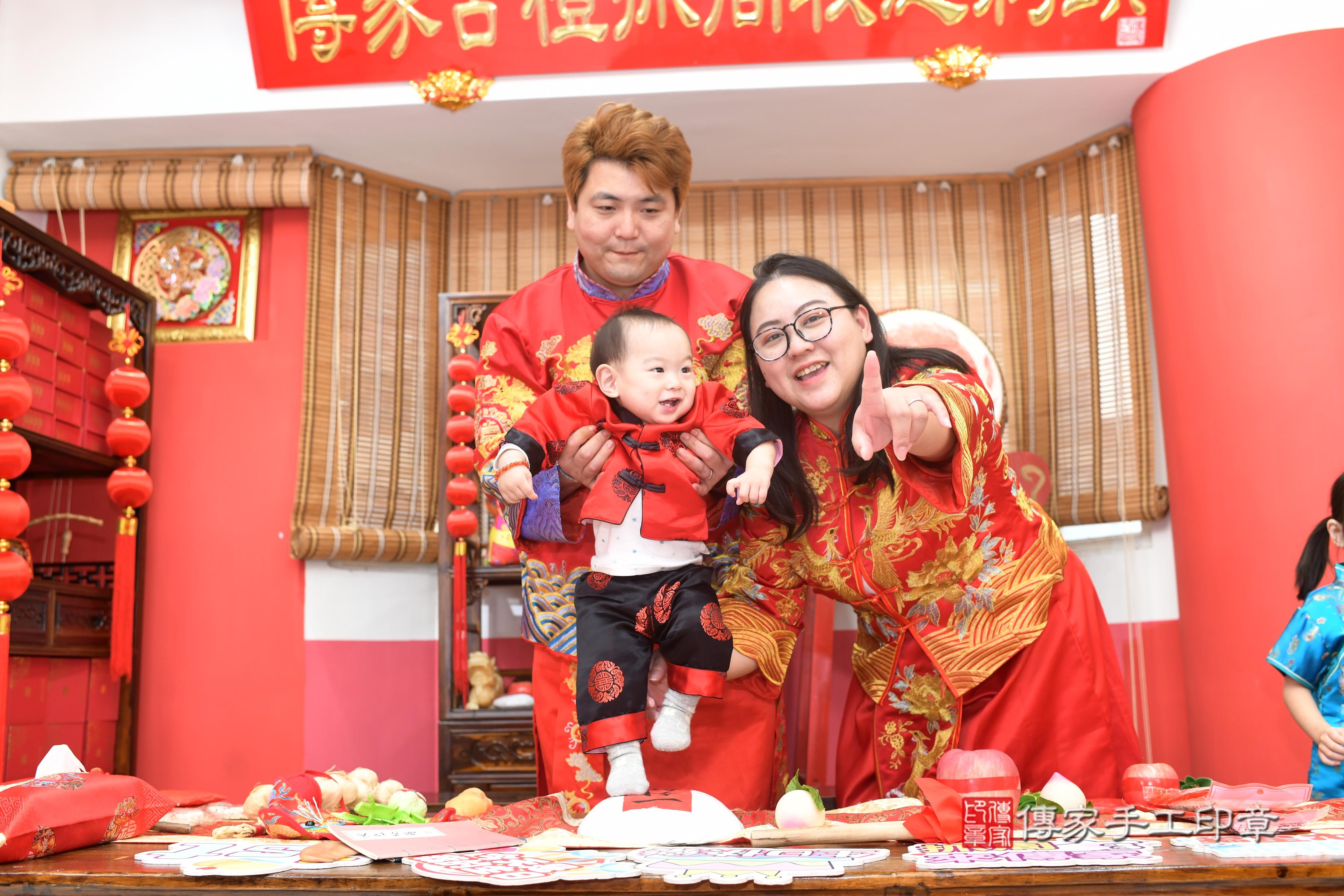 傳家手工印章高雄店、抓周、度脺、中國風會場、傳家嬰兒古禮、吉祥話、抓周道具物品24種、拍照。抓周證書。寶寶抓周、滿周歲、生日快樂、祝福