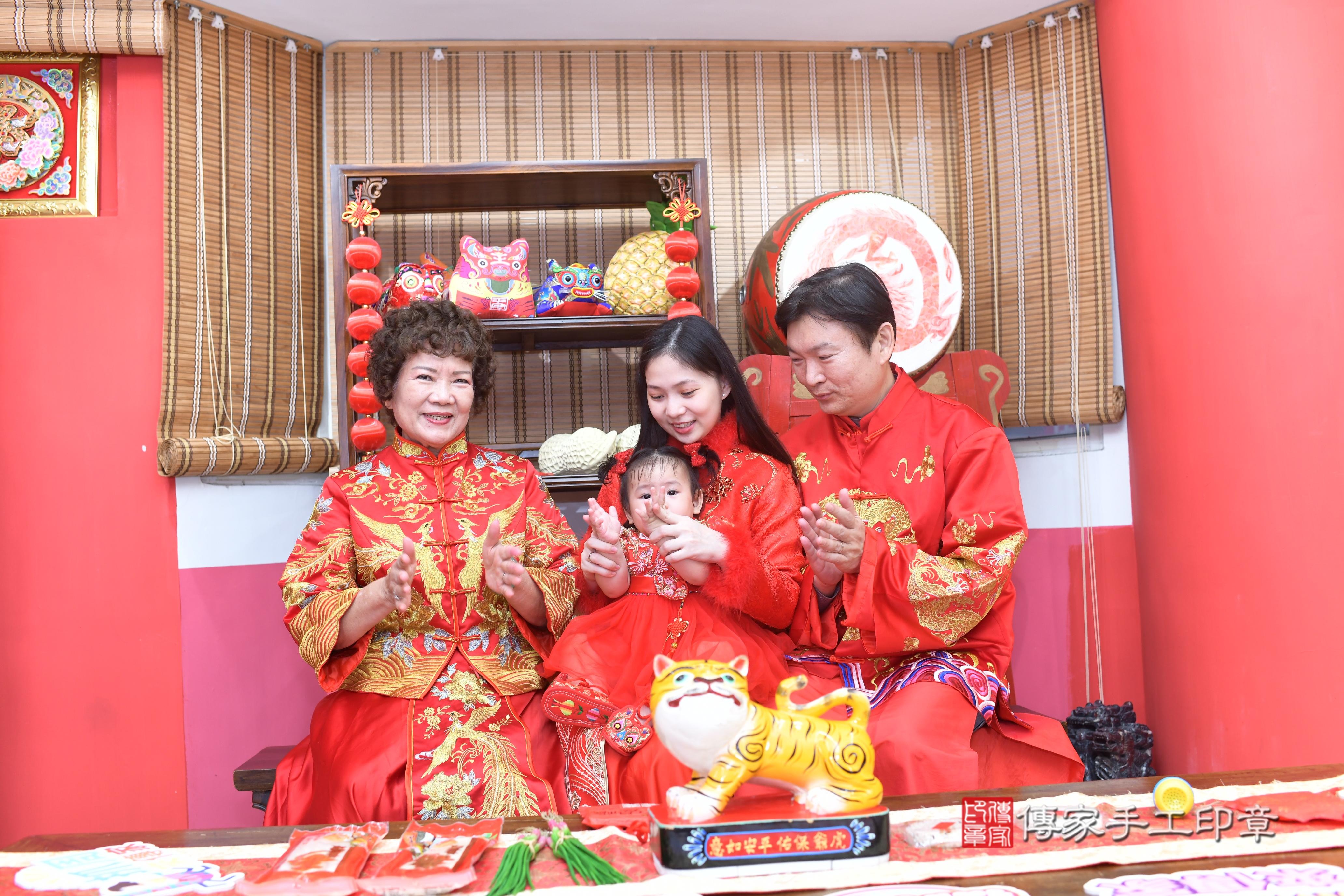 傳家手工印章高雄店、抓周、度脺、中國風會場、傳家嬰兒古禮、吉祥話、抓周道具物品24種、拍照。抓周證書。寶寶抓周、滿周歲、生日快樂、祝福
