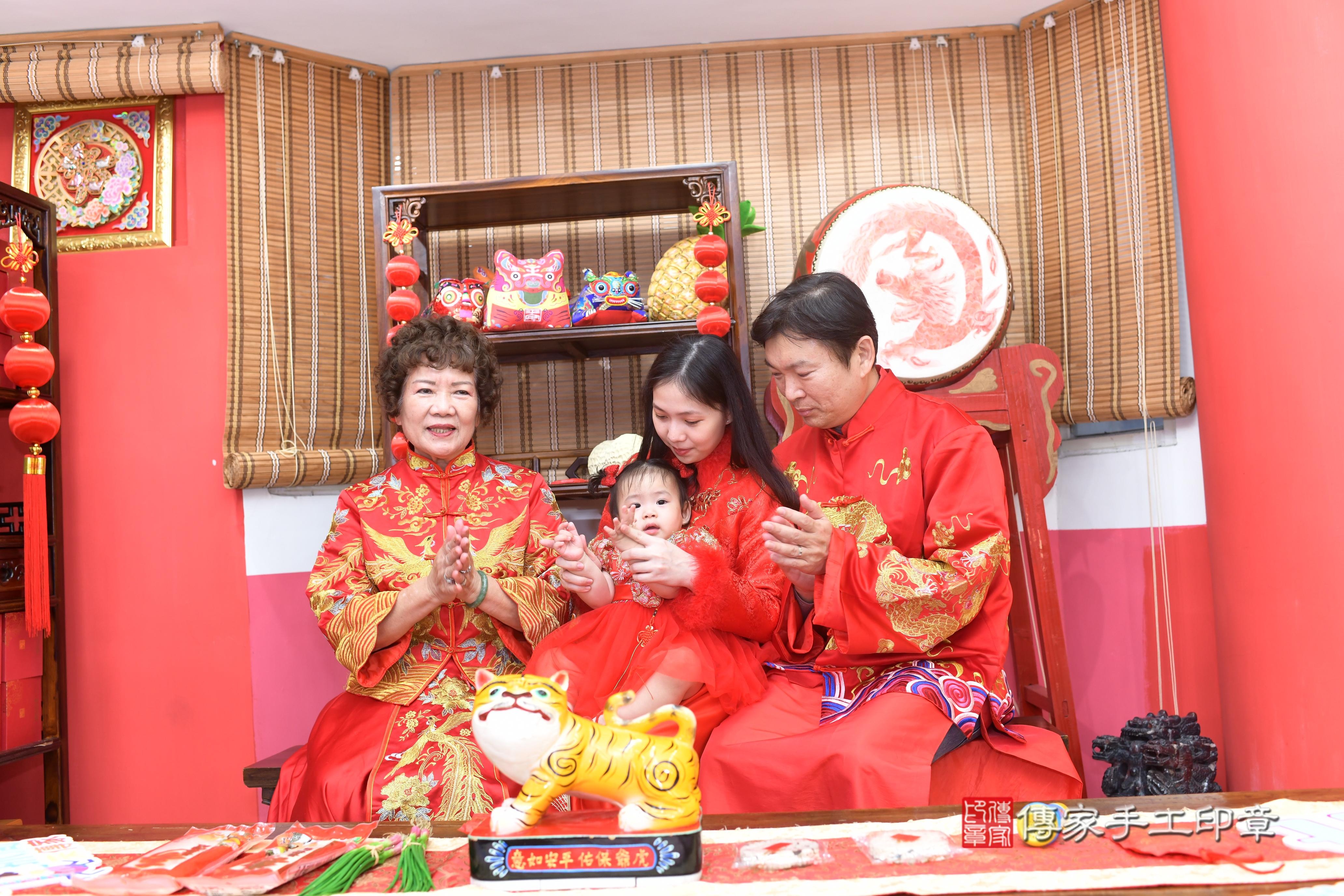 傳家手工印章高雄店、抓周、度脺、中國風會場、傳家嬰兒古禮、吉祥話、抓周道具物品24種、拍照。抓周證書。寶寶抓周、滿周歲、生日快樂、祝福