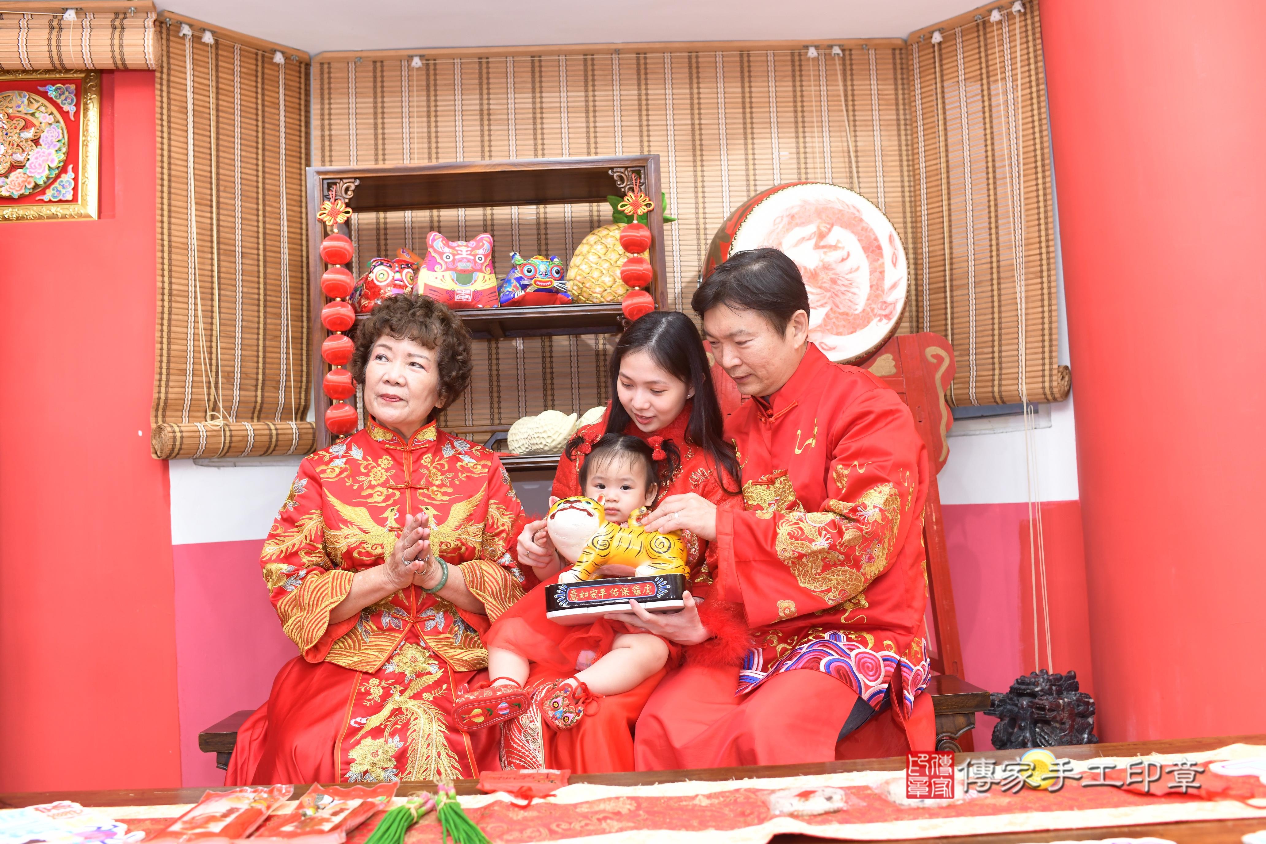 傳家手工印章高雄店、抓周、度脺、中國風會場、傳家嬰兒古禮、吉祥話、抓周道具物品24種、拍照。抓周證書。寶寶抓周、滿周歲、生日快樂、祝福