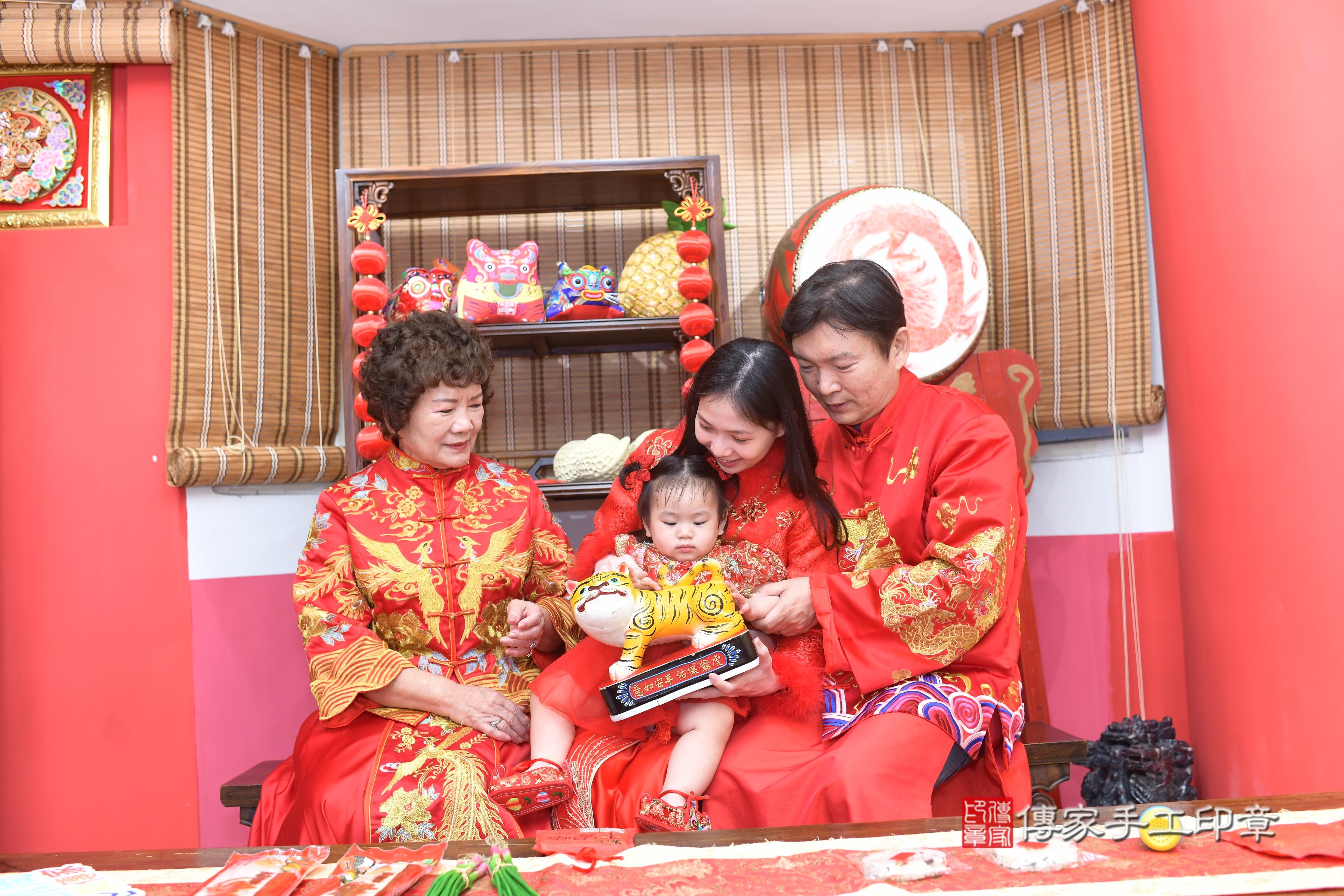傳家手工印章高雄店、抓周、度脺、中國風會場、傳家嬰兒古禮、吉祥話、抓周道具物品24種、拍照。抓周證書。寶寶抓周、滿周歲、生日快樂、祝福