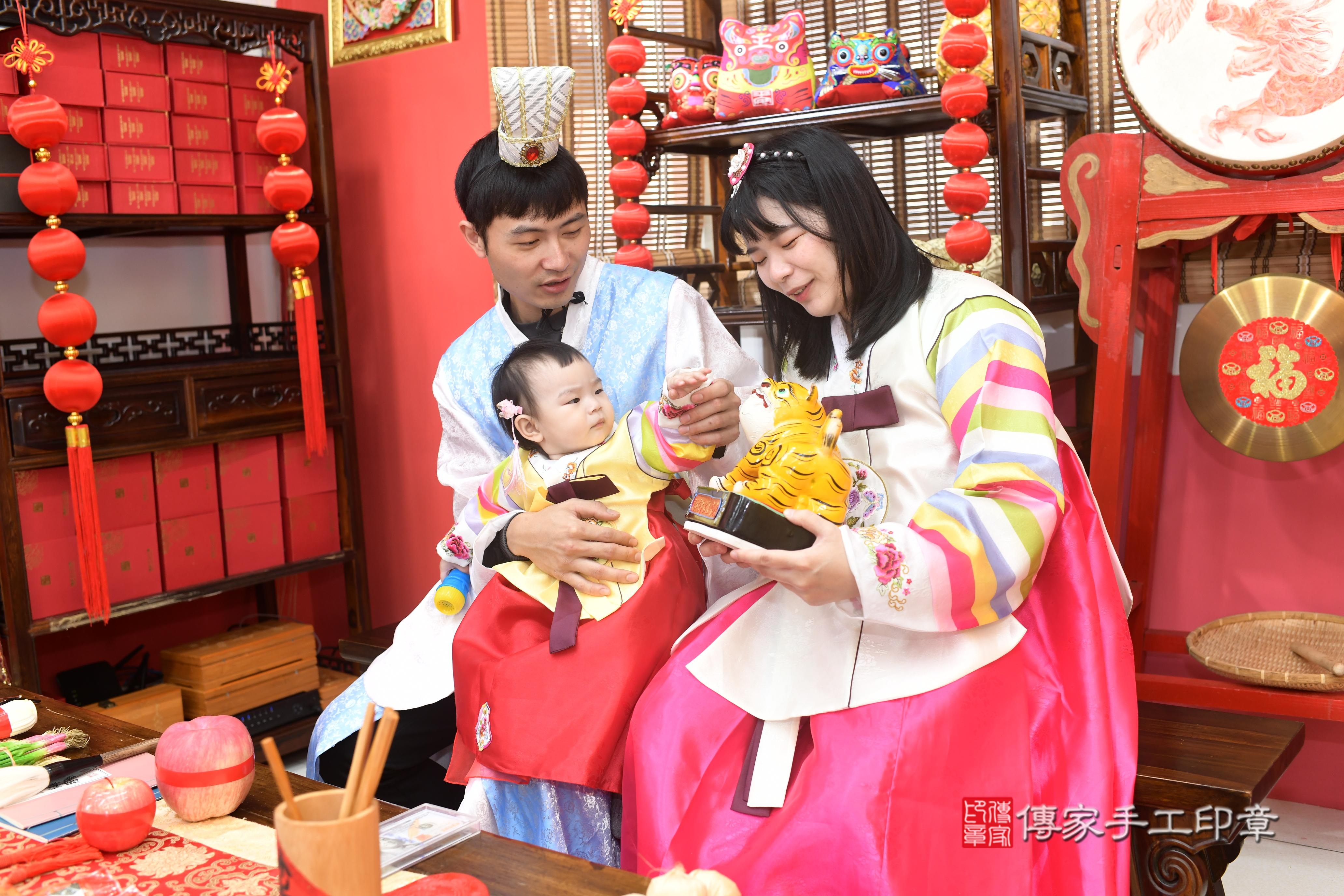 傳家手工印章高雄店、抓周、度脺、中國風會場、傳家嬰兒古禮、吉祥話、抓周道具物品24種、拍照。抓周證書。寶寶抓周、滿周歲、生日快樂、祝福